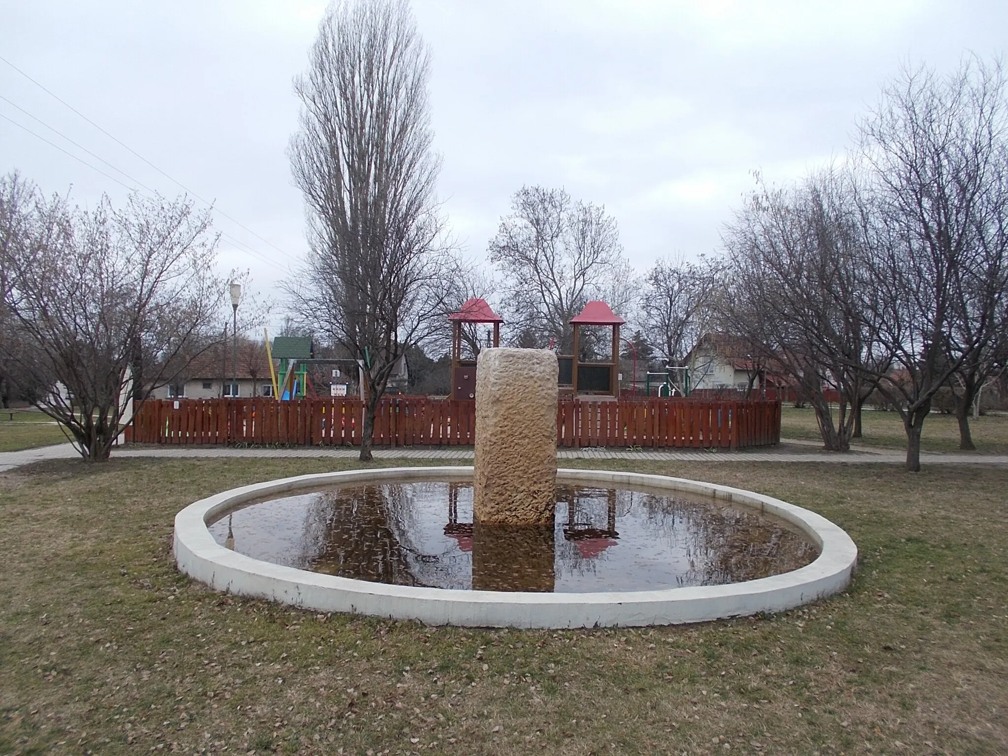 Photo showing: Fountain pillar with number 2007 (probably 2007 works) - Martinovics Square, Maglódi nyaraló neighbourhood, Maglód, Pest County, Hungary.