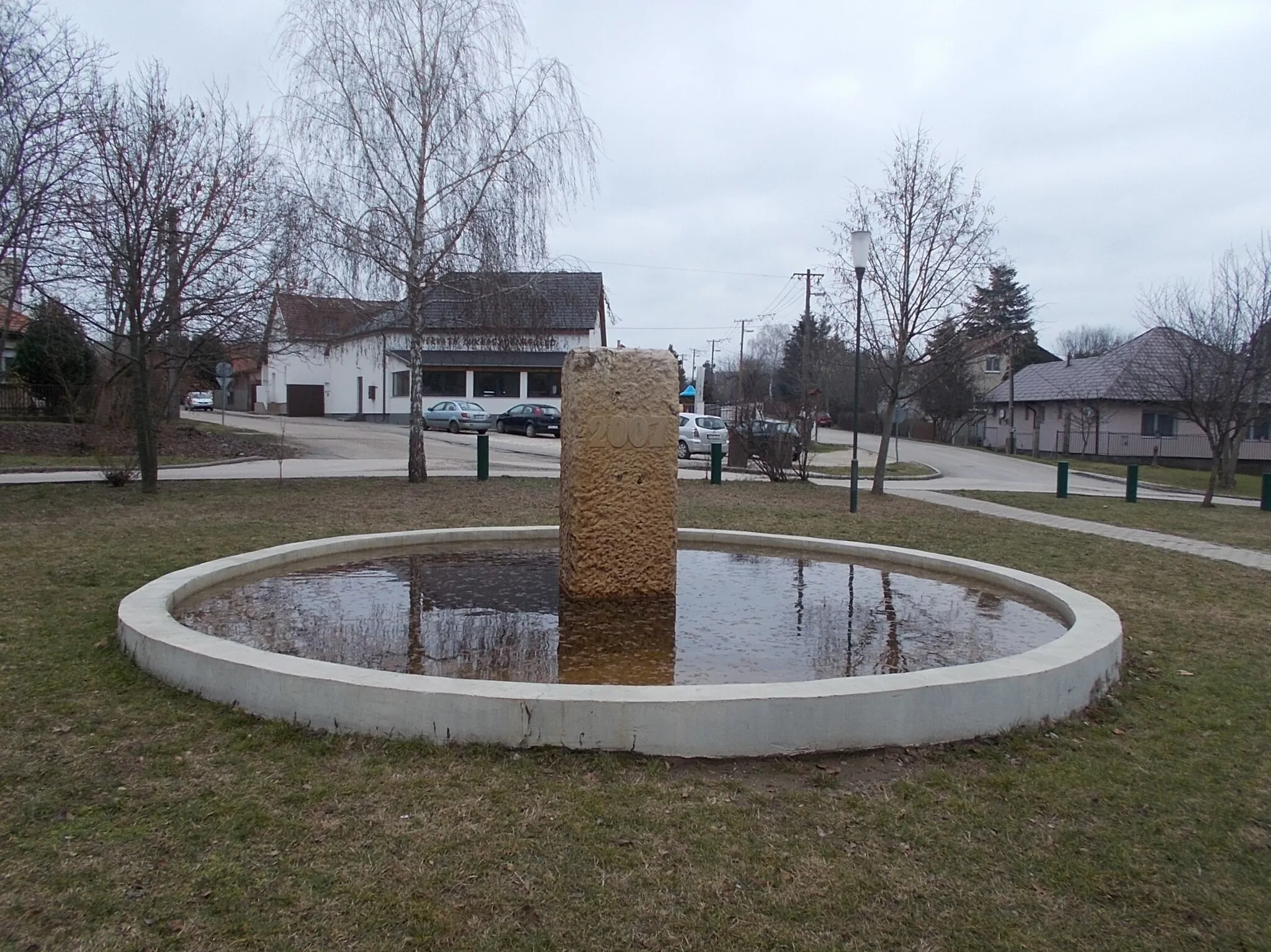 Photo showing: Fountain pillar with number 2007 (probably 2007 works) - Martinovics Square, Maglódi nyaraló neighbourhood, Maglód, Pest County, Hungary.
