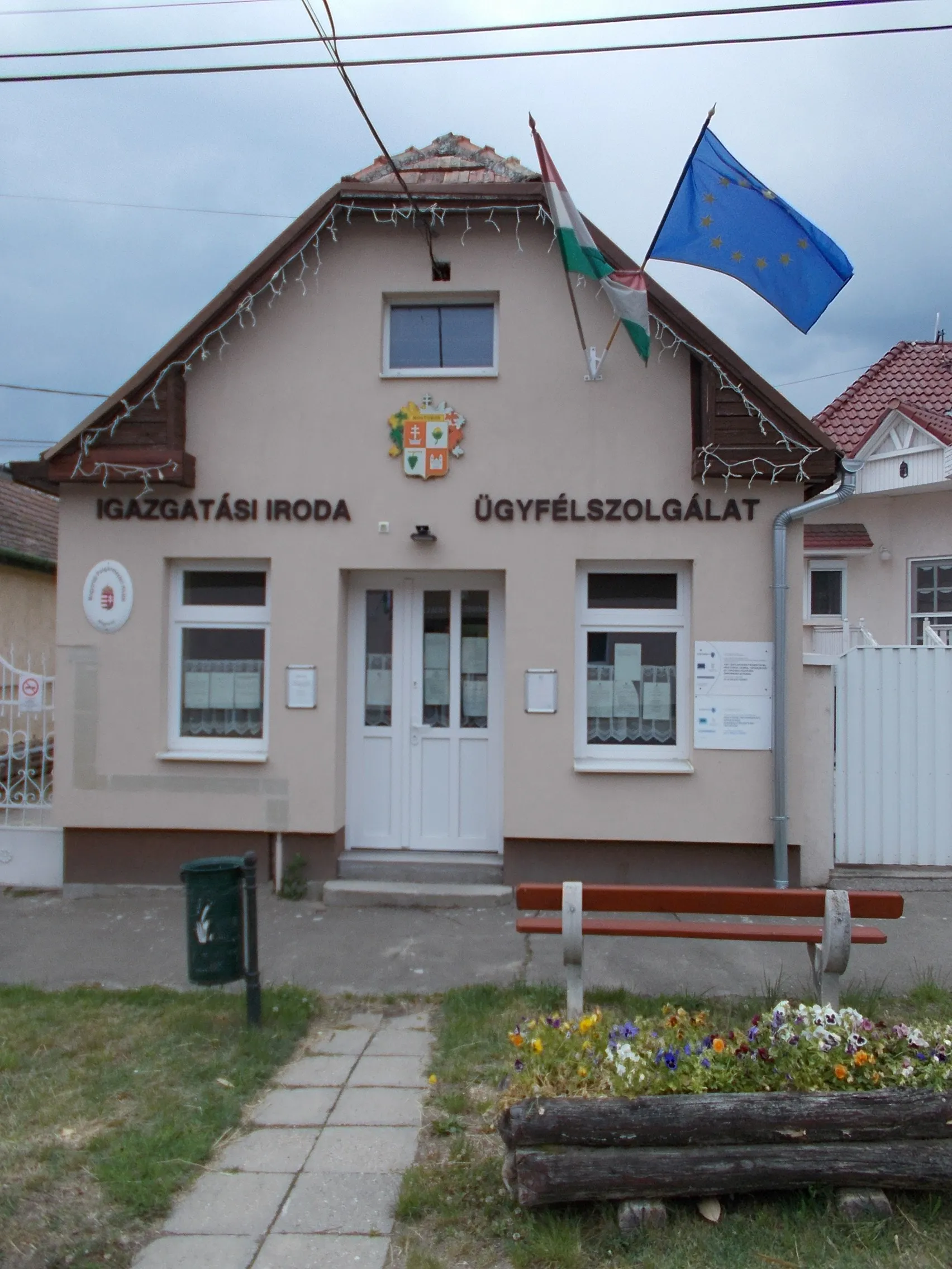 Photo showing: : Mayor's office Administrative Office and Customer Service. - 33 Dózsa György Road, Mogyoród, Pest County, Hungary.