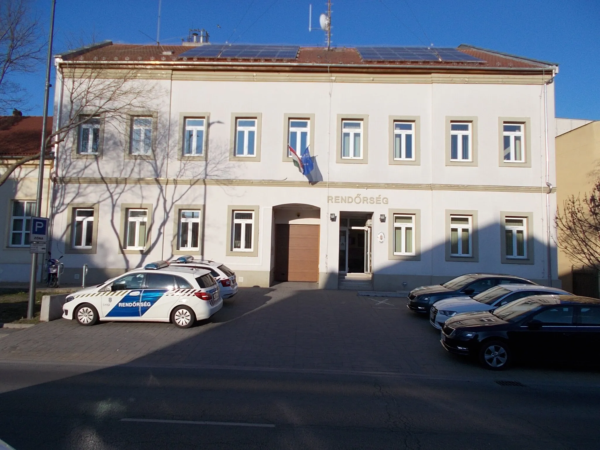 Photo showing: Police station - 86 Kossuth Lajos Street (Road 3112), Monor, Pest County, Hungary.