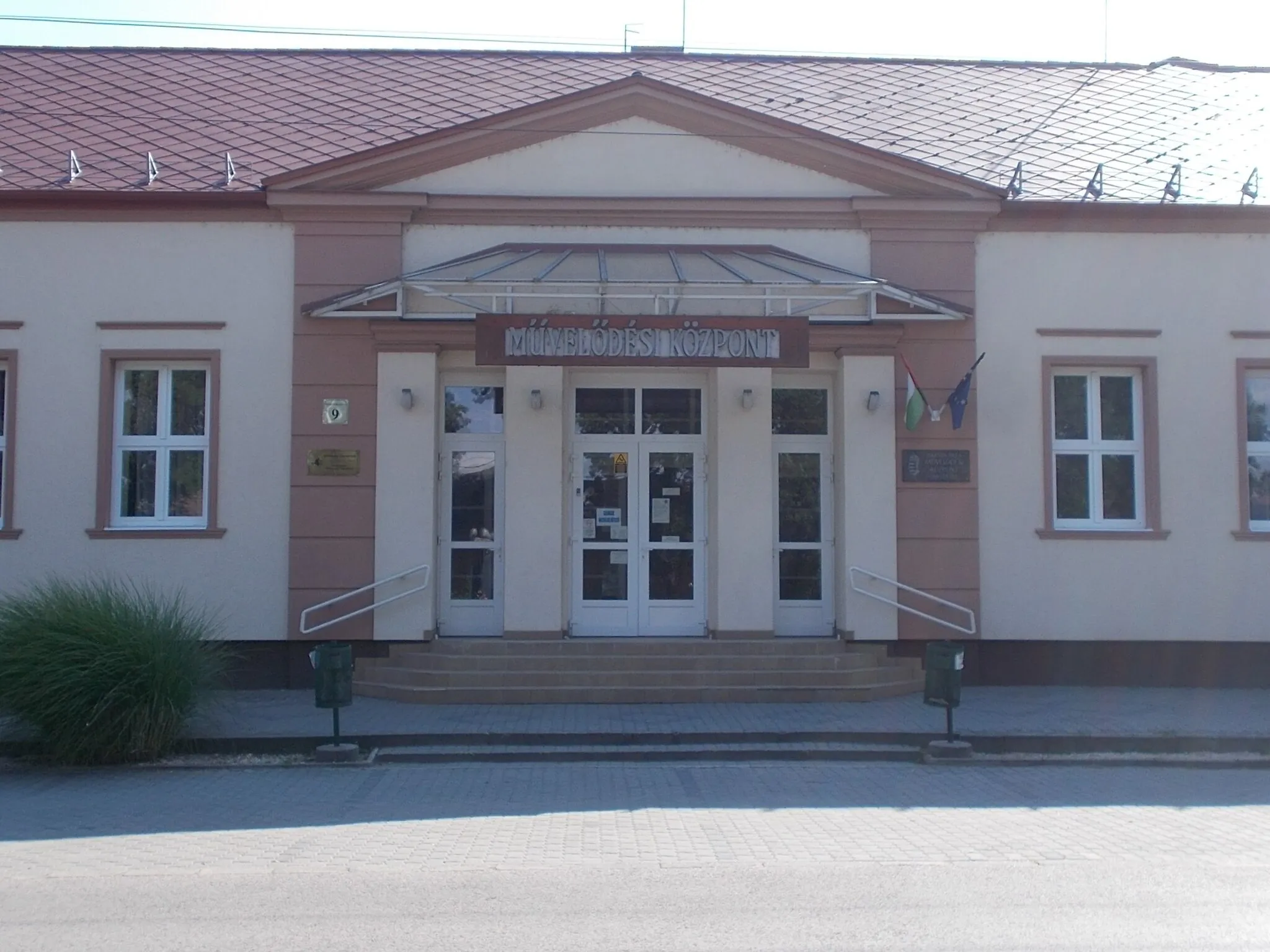 Photo showing: Cultural Centre - 9 Bajcsy-Zsilinszky Road, Nagykáta, Pest County, Hungary.