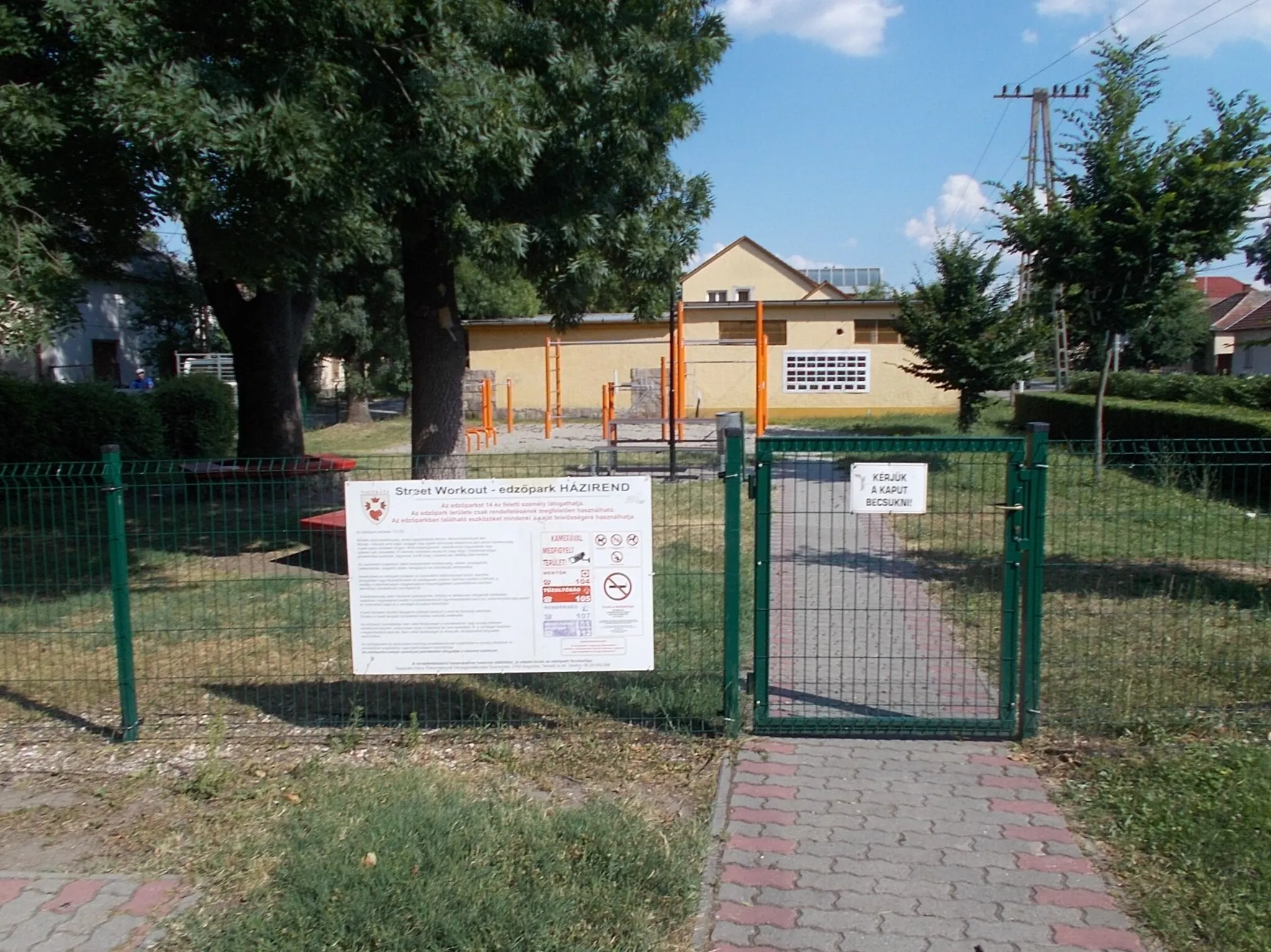 Photo showing: Street workout, Outdoor gym - Bajcsy-Zsilinszky Road, Nagykáta, Pest County, Hungary.