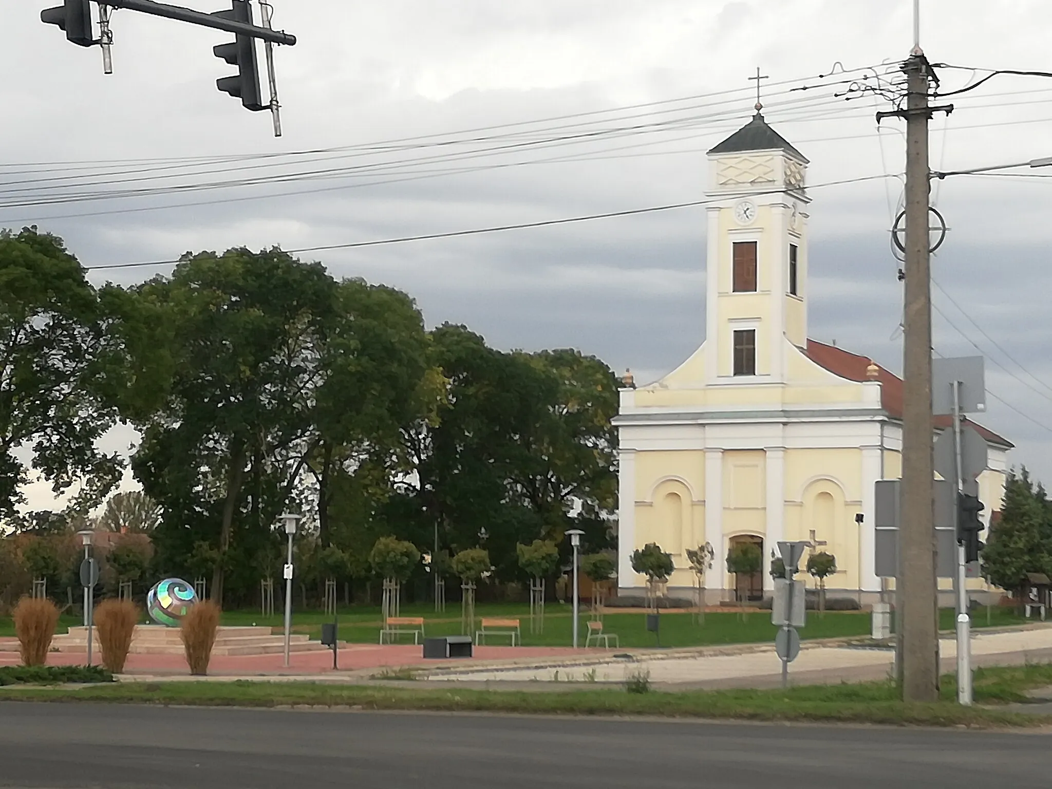 Photo showing: Örkény központja a nemzeti összetartozás emlékművével