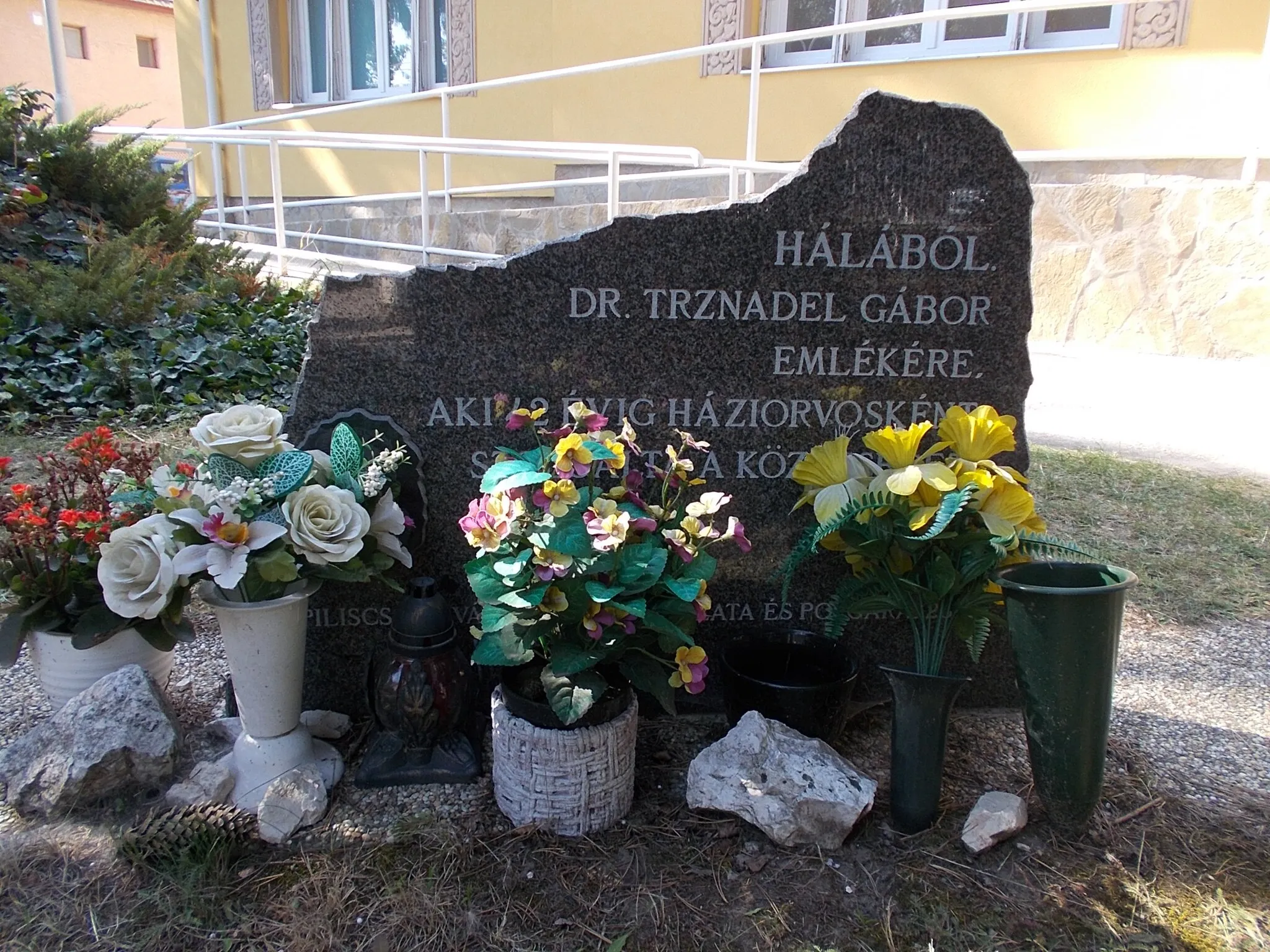 Photo showing: : Memeorial in the garden of the public Doctors' office, Formerly home and private office of physician Imre Kunszenti - 43 Bajcsy-Zsilinszky Road, Piliscsaba, Pest County, Hungary.