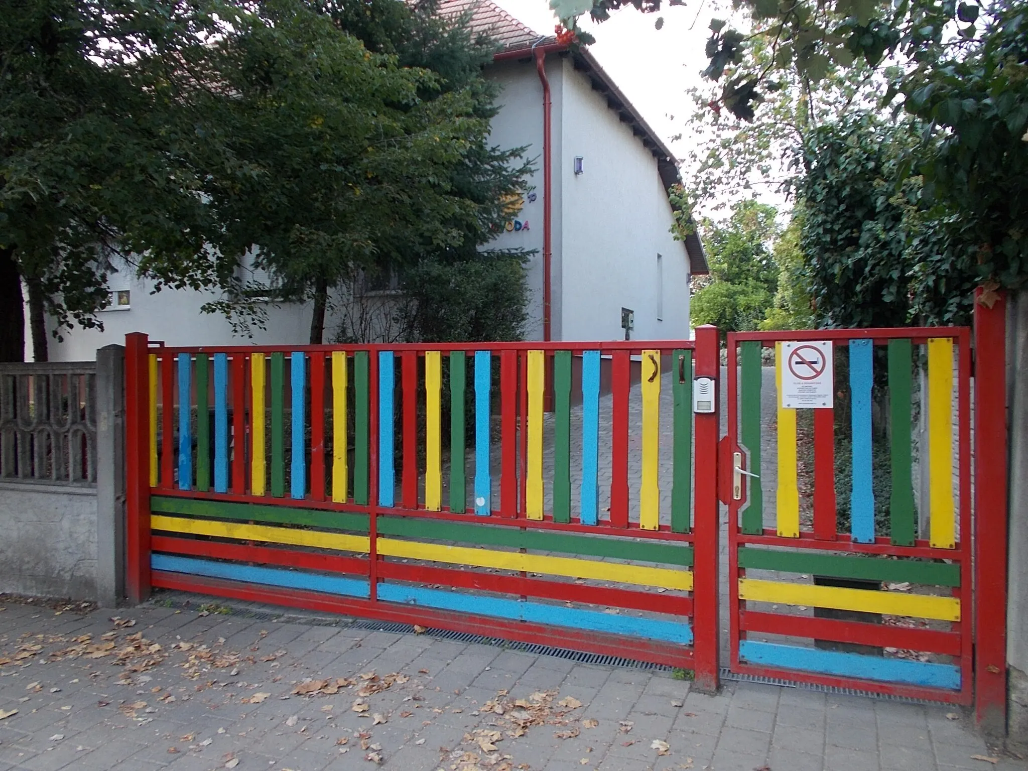 Photo showing: : Napsugár Kindergarten (central unit) - 33 Bajcsy-Zsilinszky Road, Piliscsaba, Pest County, Hungary.