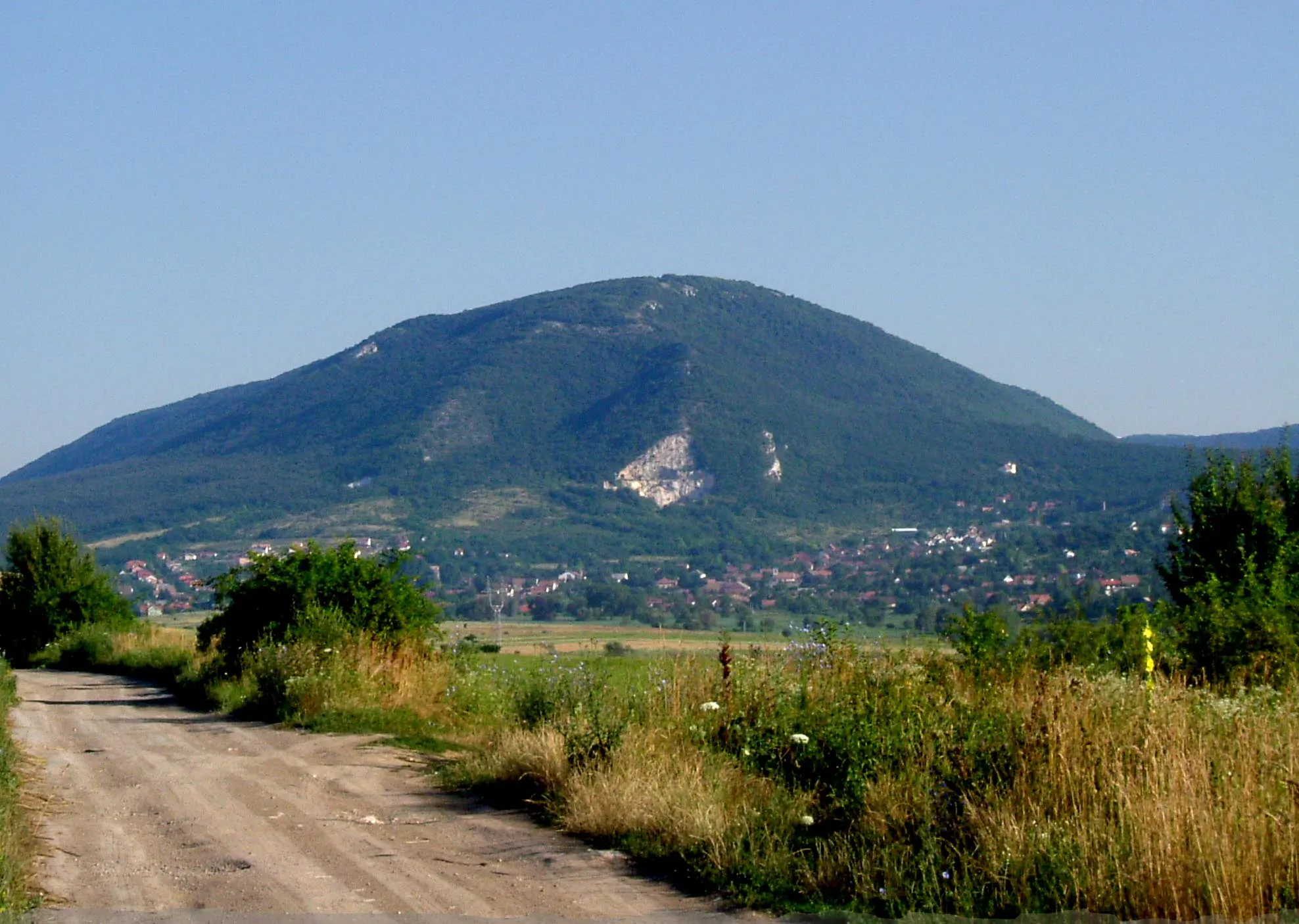 Photo showing: Pilis - peak, Pilisszántó village (Pilis-csúcs Pilisszántó községgel. Saját felvételem, PhotoShop 6.0-al javítva)