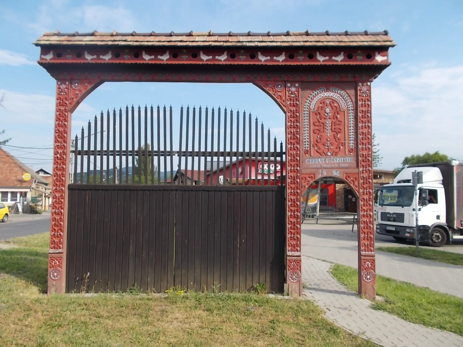 Photo showing: : Székely gate by Hamar&Son. -  József Attila Street, Pomáz, Pest County, Hungary.
