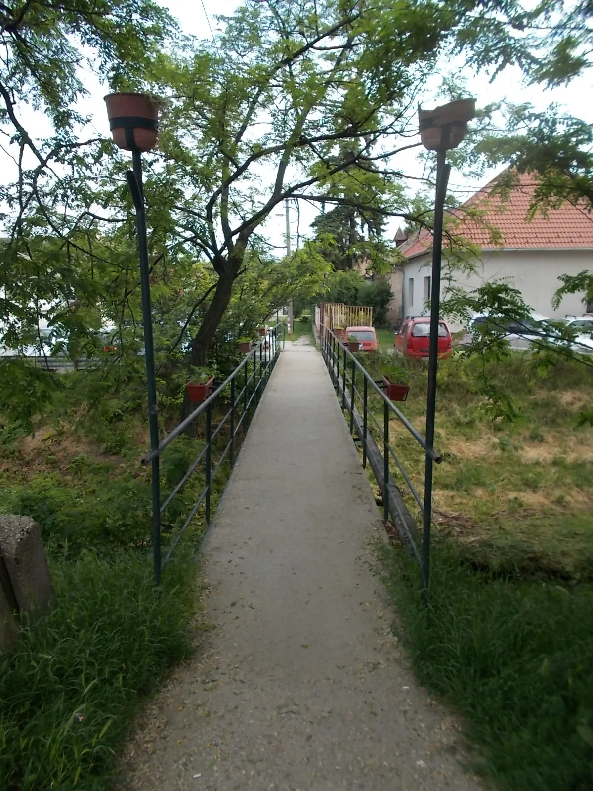 Photo showing: : Füleki Street footbridge over Dera Stream. - Füleki Street, József Attila Street, Pomáz, Pest County, Hungary.