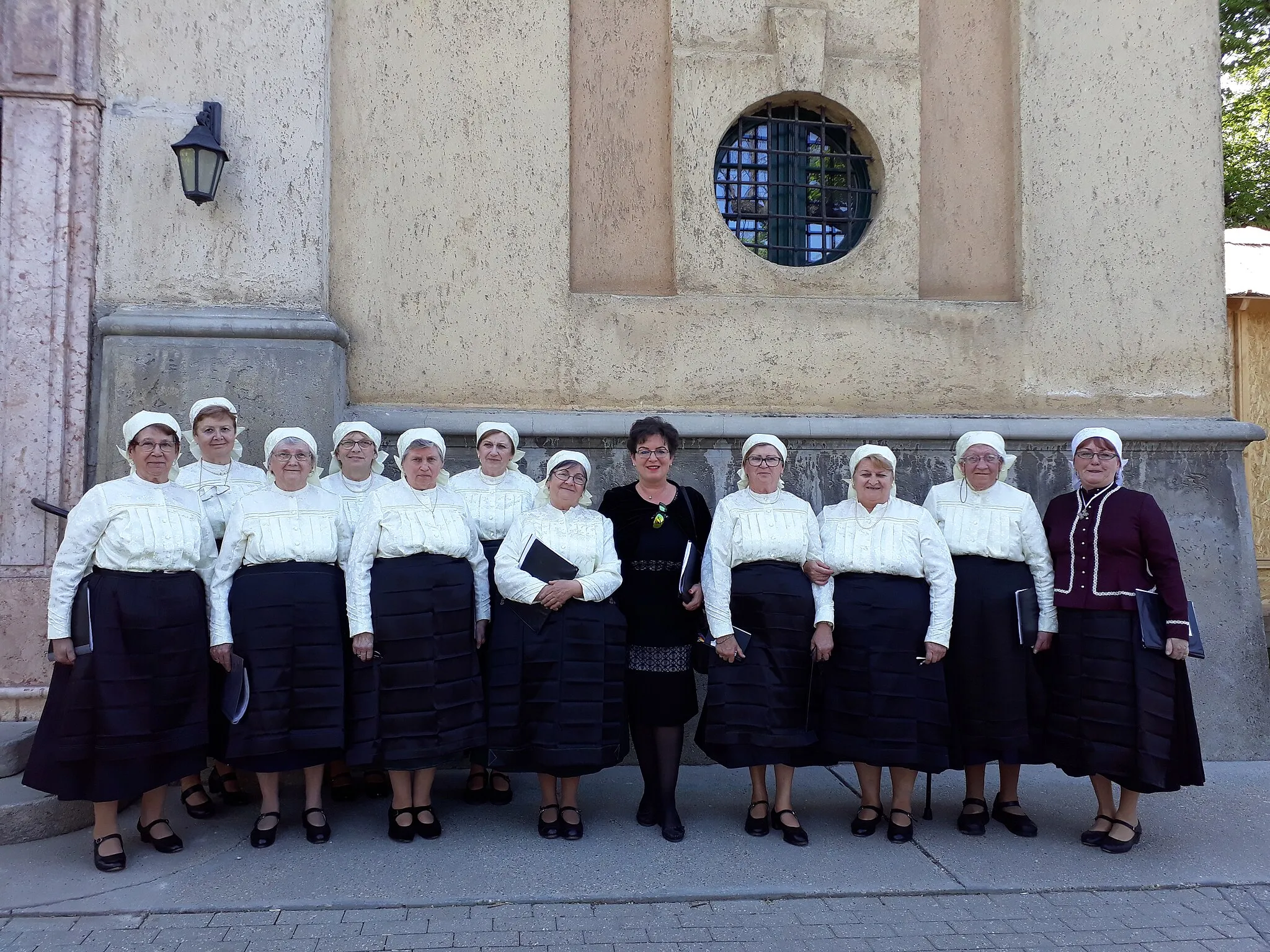 Photo showing: A Kitelepítési Emléknapon hagyományosan az Asszonykórus szolgál a misén. A fotó a mise után, a Kegytemplom előtt készült.