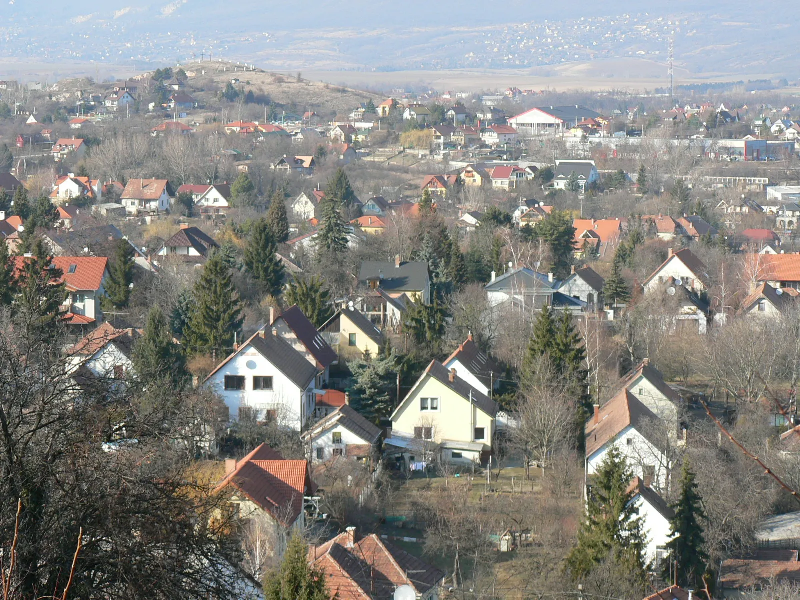 Photo showing: Kilátás a Szél-hegy felé a Panoráma utcából