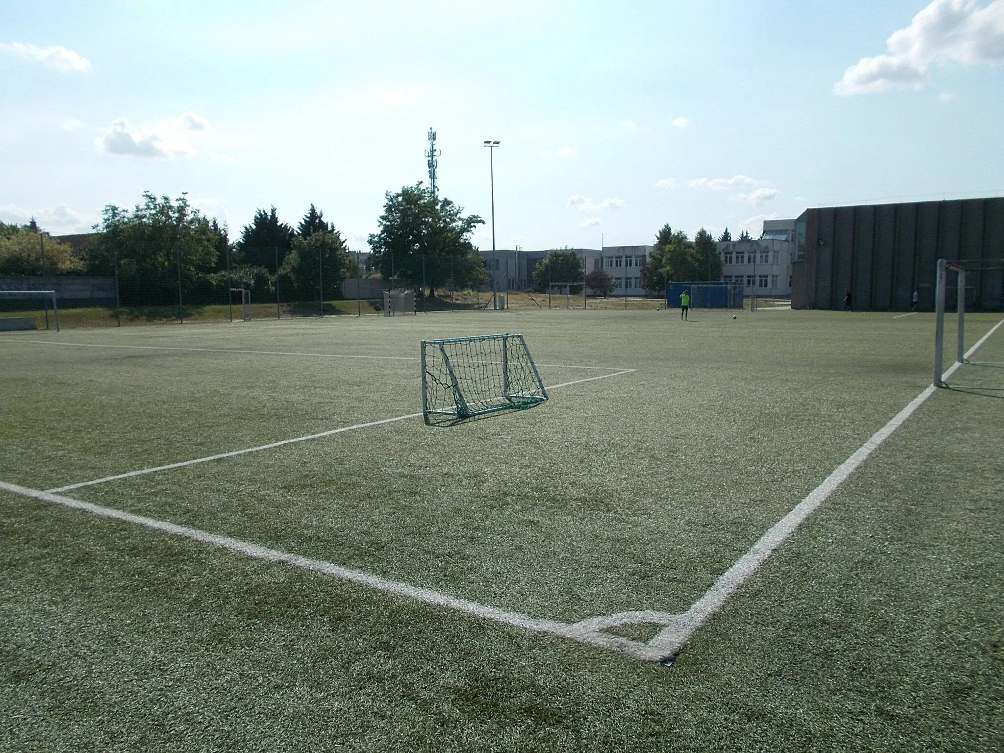 Photo showing: Kardos István School sportsfield (NOT playground). - Tököli utca 30/a., Somogyvári Gyula  utca, Szigetszentmiklós, Pest County, Hungary.