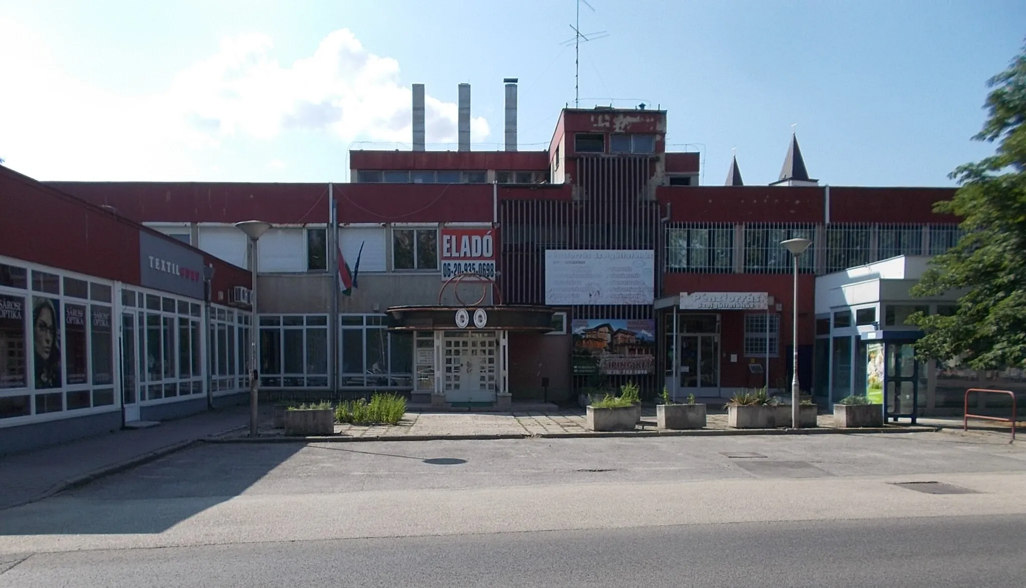 Photo showing: : Service House include the Town Planning and Building Department of the Mayor's Office of Szigetszentmiklós - 1 Losonci utca, Szigetszentmiklós, Pest County, Hungary.