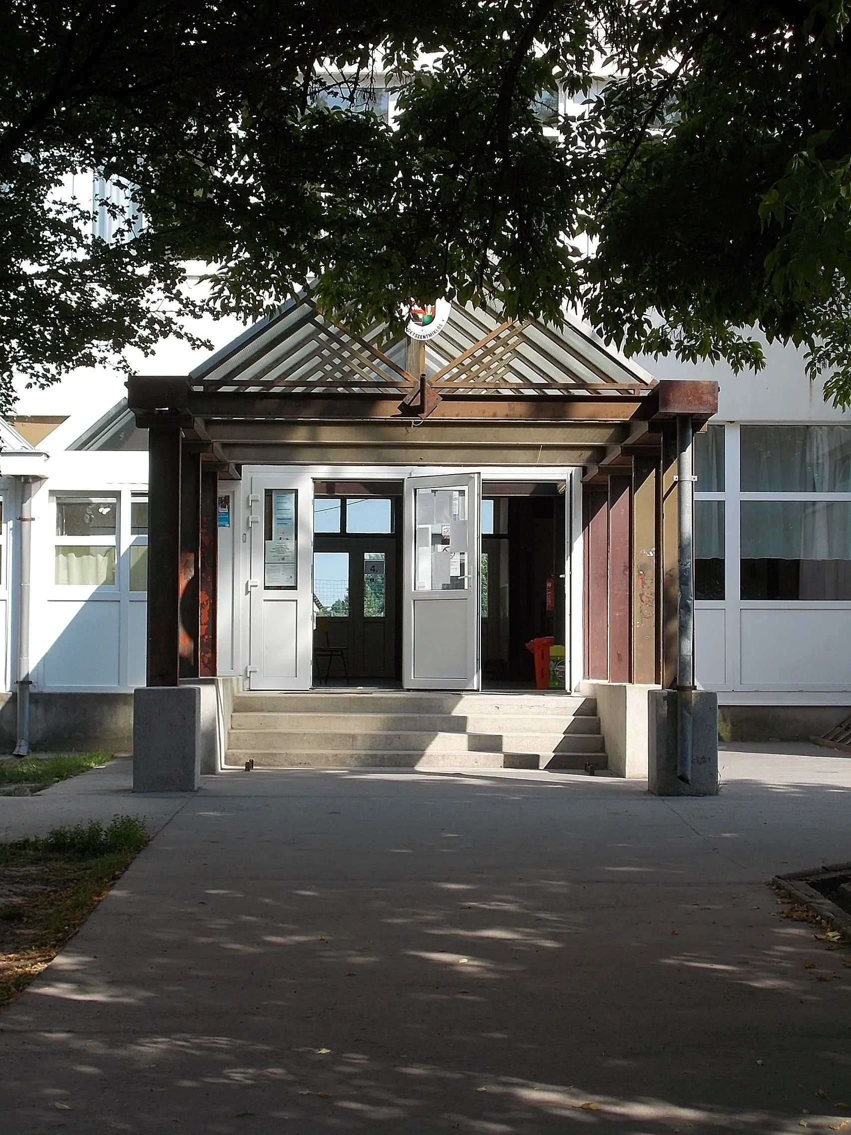 Photo showing: : Kardos István Elementary School and High School. Former Primary School # 3 built in 1979, extended in circa 1985 renamed to Erdei Ferenc Elementary School. - Tököli utca 30/a., Somogyvári Gyula  utca, Szigetszentmiklós, Pest County, Hungary.