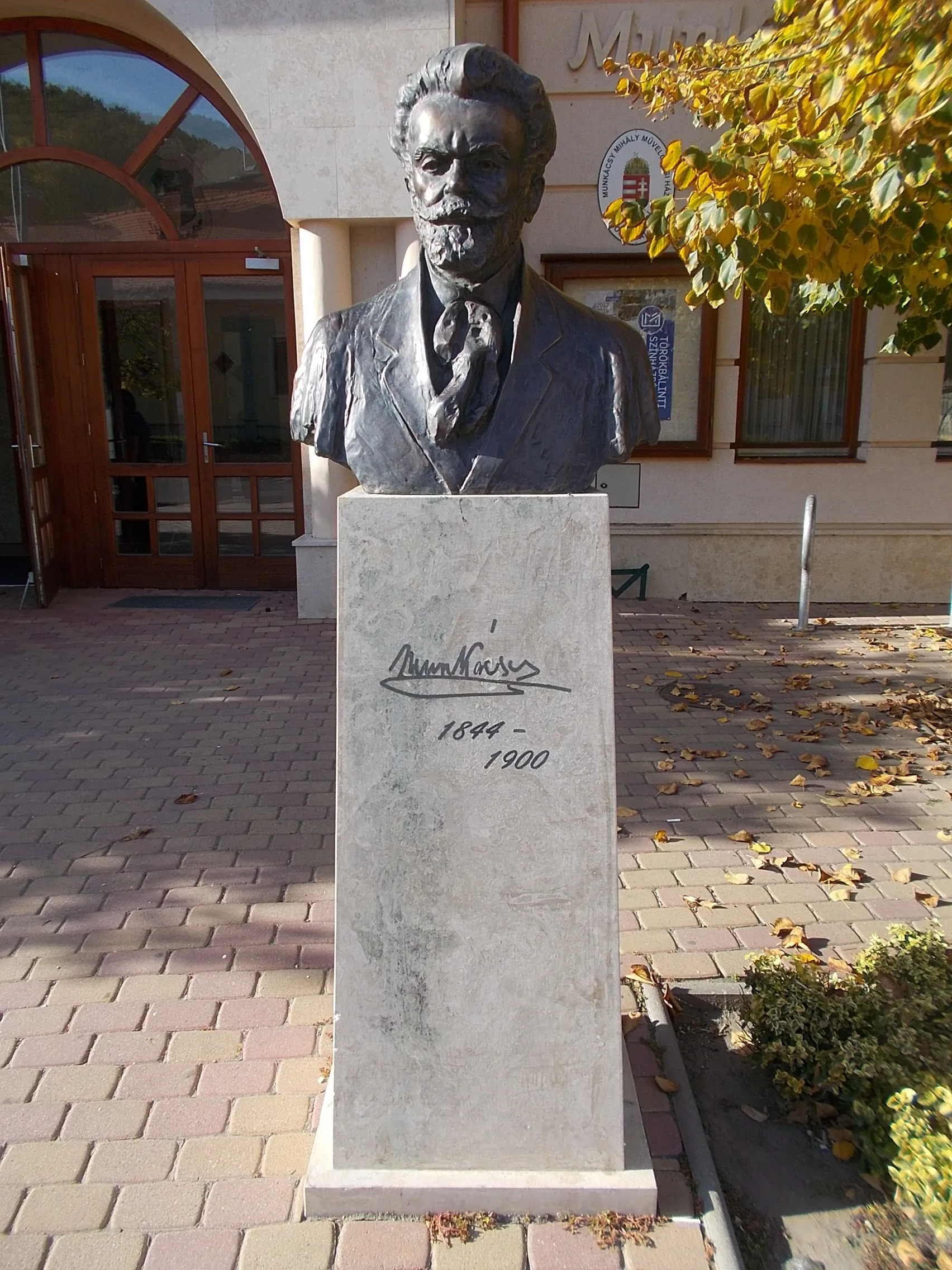 Photo showing: : Bust of Mihály Munkácsy by Mária R. Törley (2009 bronze) before the House of Culture named after Mihály Munkácsy. - 83 Munkácsy Mihály Street, Törökbálint, Pest County, Hungary.