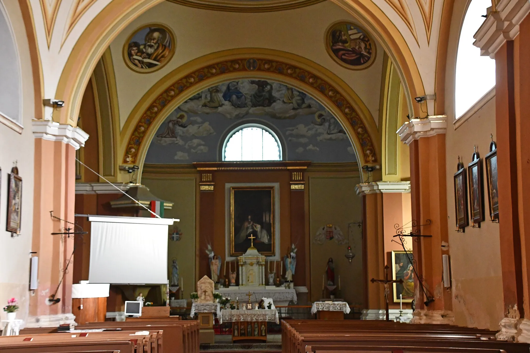 Photo showing: Interior of the Roman Catholic church in Törtel, Hungary