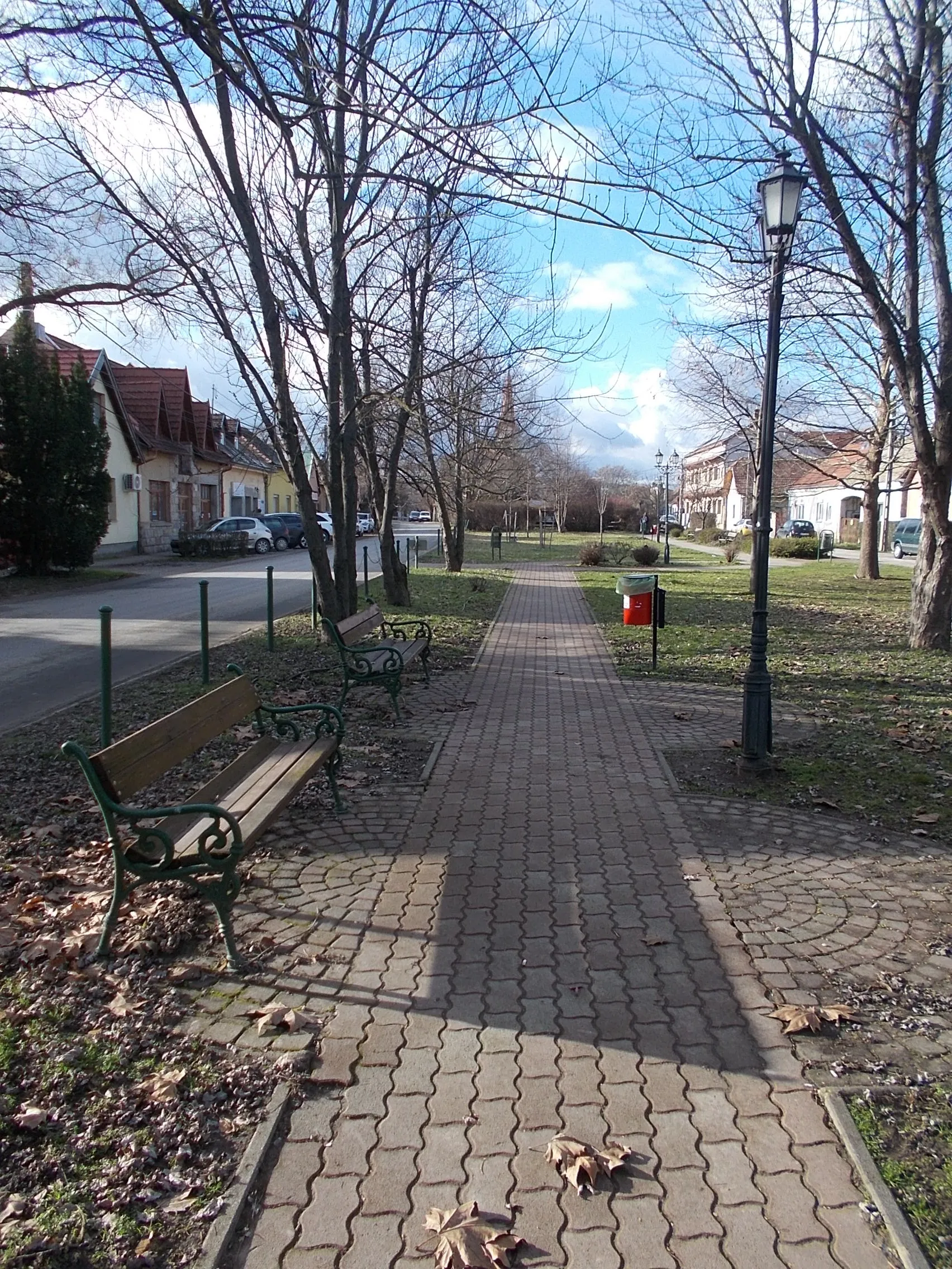 Photo showing: Lamp post benches Looking toward west from Fő Street Park middle, Üröm, Pest County, Hungary.