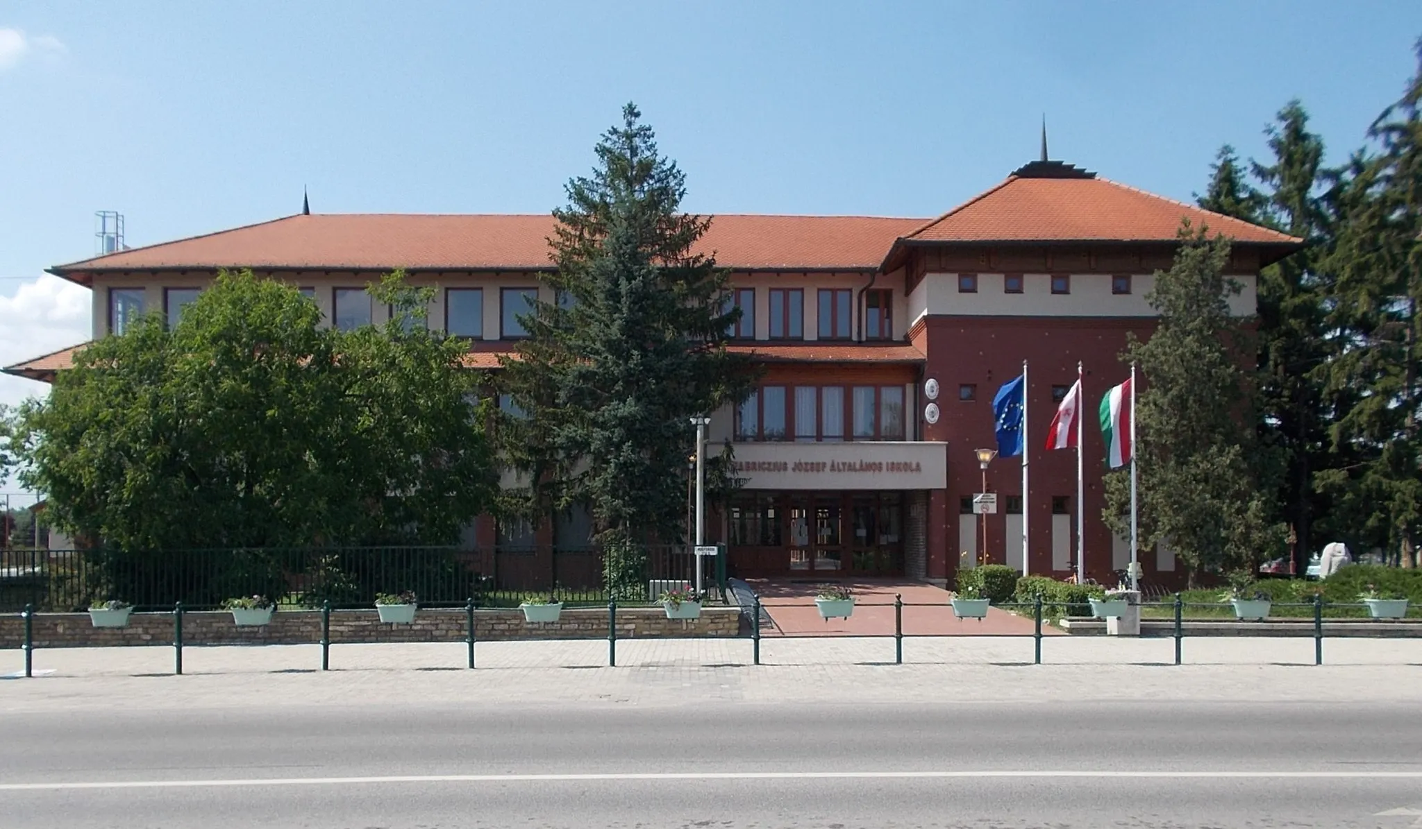 Photo showing: : Fabriczius József elementary school. - 77-79 Fő út (Road 2104), Veresegyház, Pest County, Hungary.