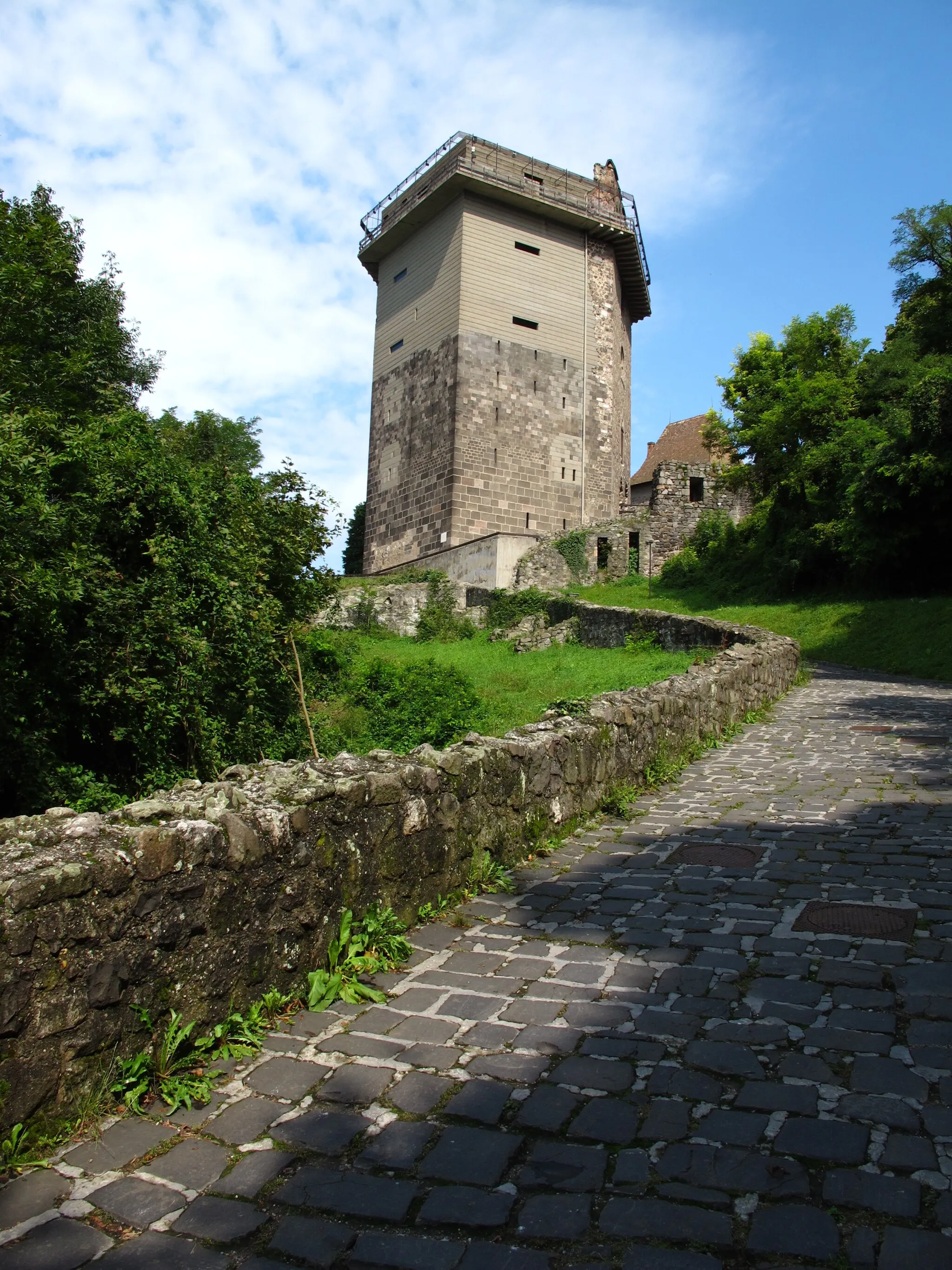 Photo showing: Alsóvár (Salamon-torony)