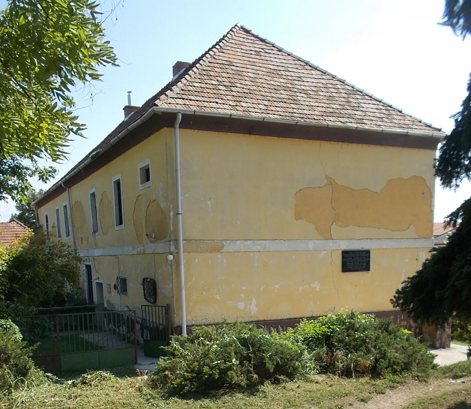 Photo showing: : Listed 'Old' school building.  - Templom square side, 2 Magyar street, Zsámbék, Pest County, Hungary.