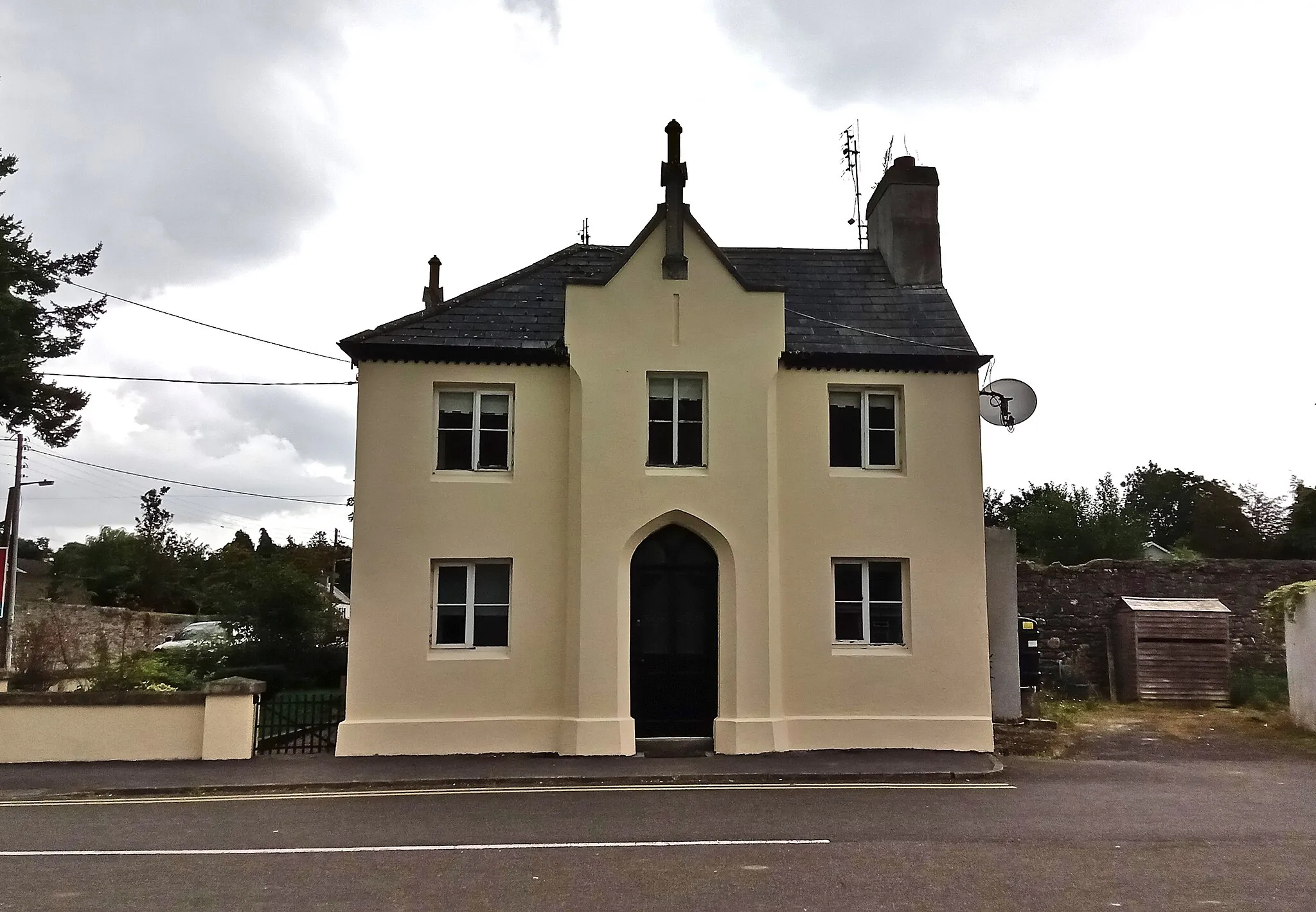 Photo showing: "Twin" of Knocknamoe House standing to the left at the entrance into Temperance Street