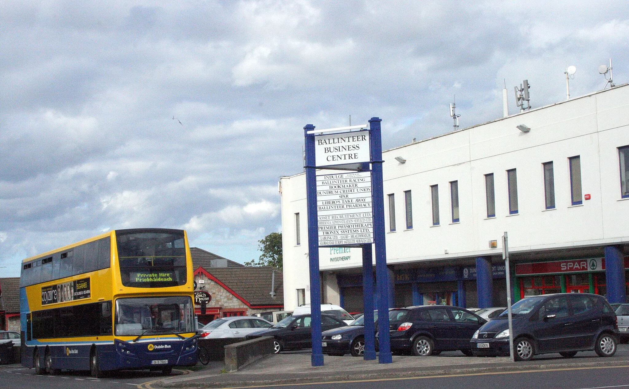 Photo showing: Balinteer, Dublin, Ireland (Balinteer Avenue, Coach House pub area).