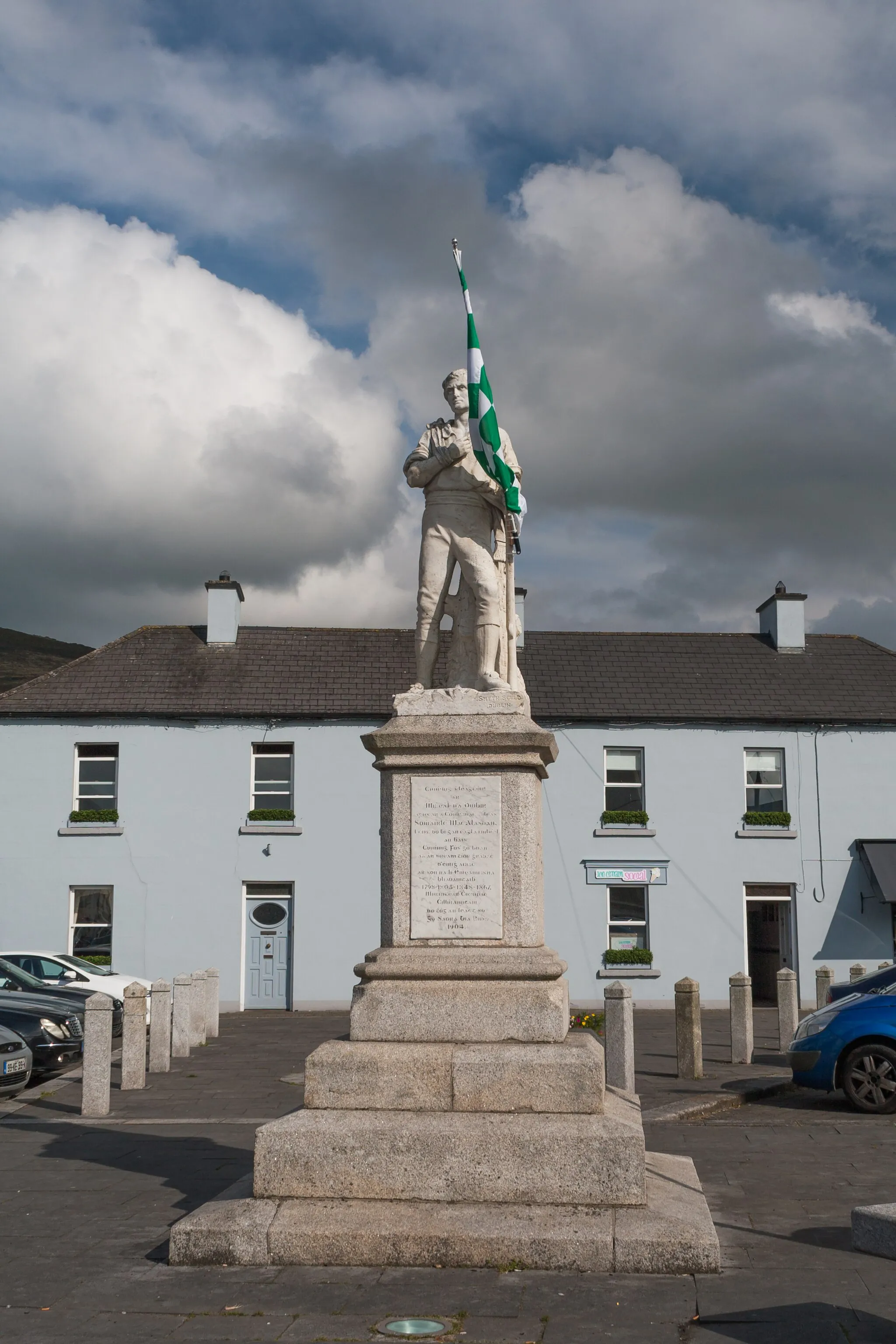 Photo showing: Monument in memory of Michael Dwyer at the Market Square of Baltinglass, sculpted by George Smyth of Dublin, grandson of John Smyth, and unveiled in 1904. (See Paula Murphy, Nineteenth-Century Irish Sculpture – Native Genius Reaffirmed, p. 243; Rita Larkin, Smyth, John (1776–l840), in: Sculpture 1600–2000 (Art and Architecture of Ireland, Volume III), p. 325; DIA record.) The statue is equipped with the colors of the Baltinglass GAA club.