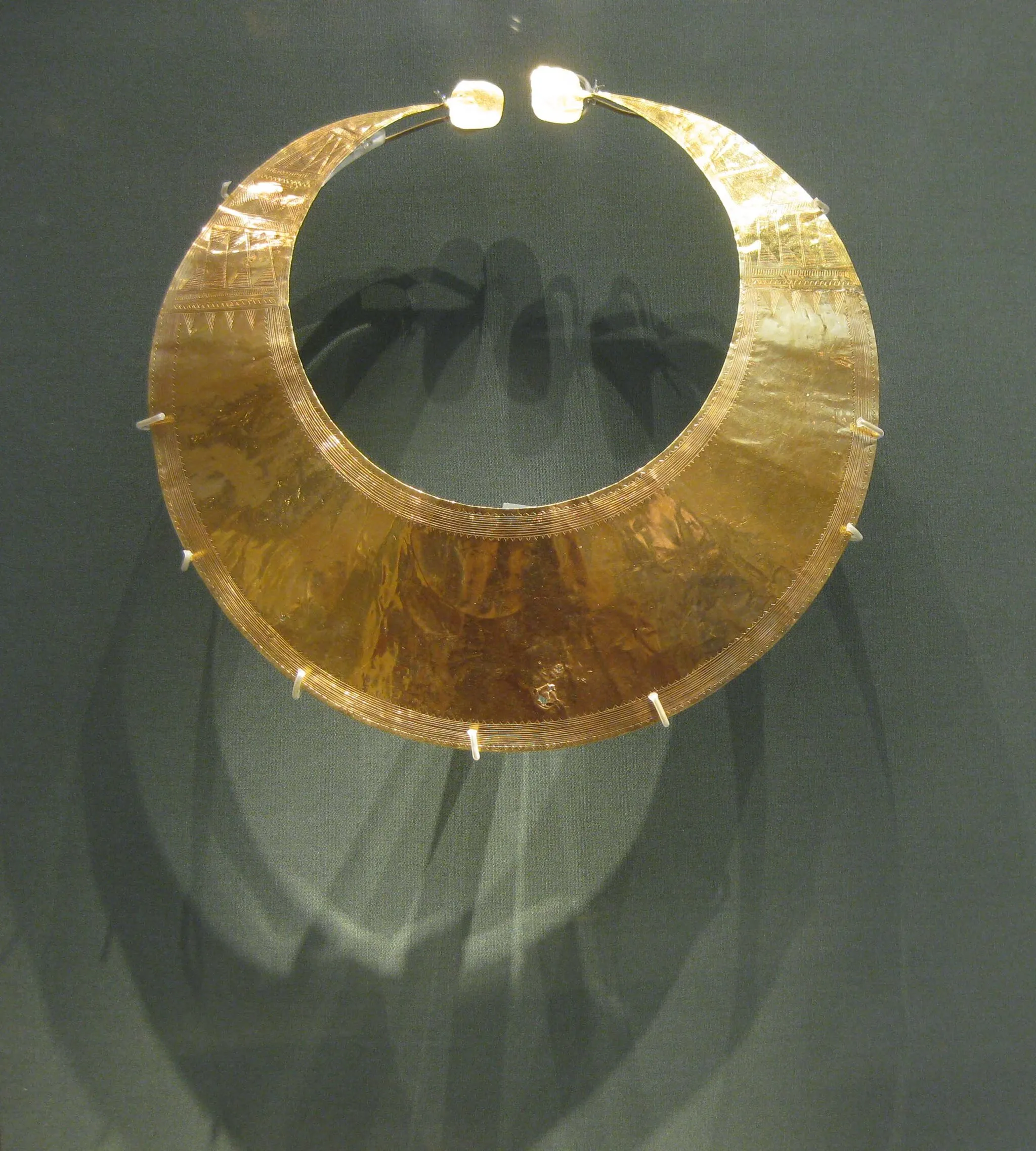 Photo showing: Photograph of a gold lunula found in Blessington, Co. Wicklow, Ireland and currently in the collection of the British Museum (Catalogue reference WG.31). The lunula is estimated to date from 2400 BCE to 2000 BCE (Copper Age/Bronze Age)
