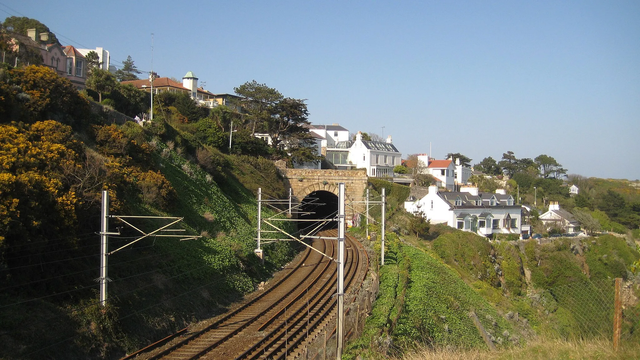 Photo showing: The DART line in Dalkey, along the south Dublin coast, which carries commuter, suburban and Rosslare intercity trains