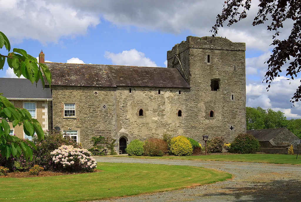 Photo showing: Four storey towerhouse south of Dunleer, photographed by Mike Searle