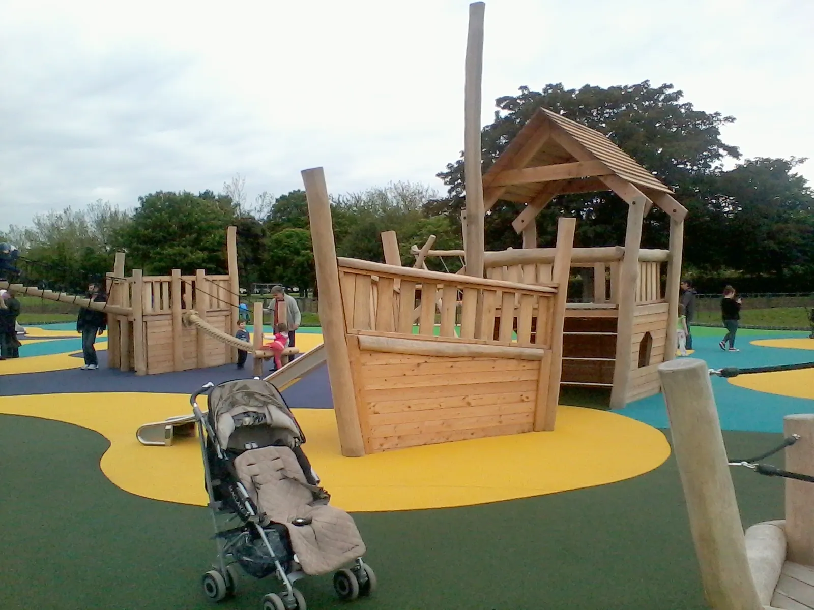 Photo showing: Fairview Park playground shortly after its completion in 2012
