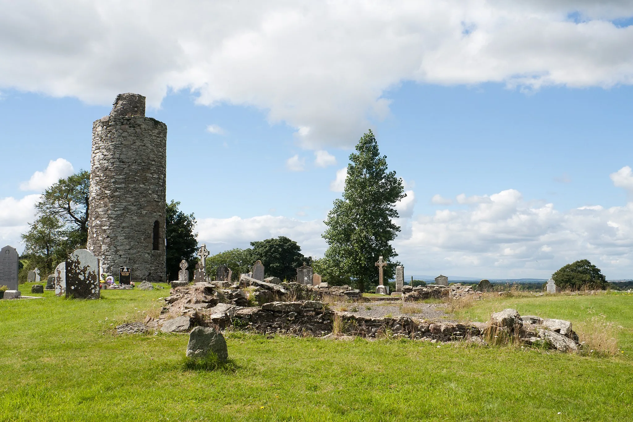 Photo showing: Remains of the church in front of the round tower, looking west.
