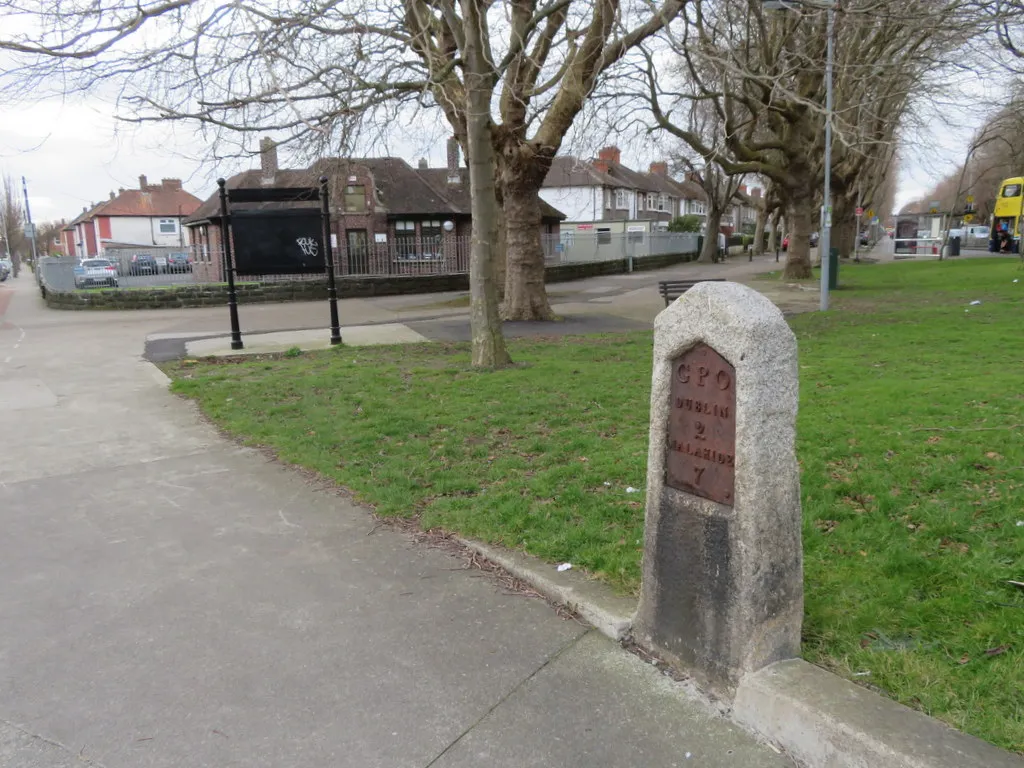 Photo showing: 'Dublin 2 Malahide 7' milestone in Malahide Road, Dublin