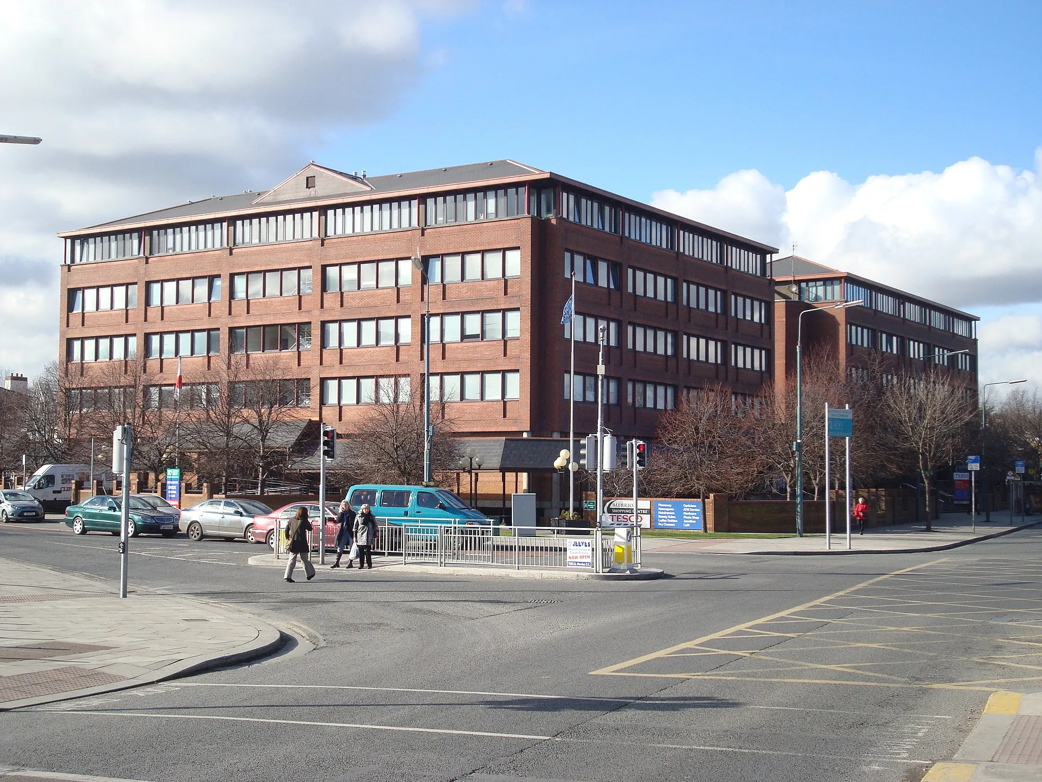 Photo showing: The Merrion Centre which contains a shopping centre with Tesco as its anchor tenant. It is also offices where AIG are based. The Embassy of Japan to Ireland is located in the same building.