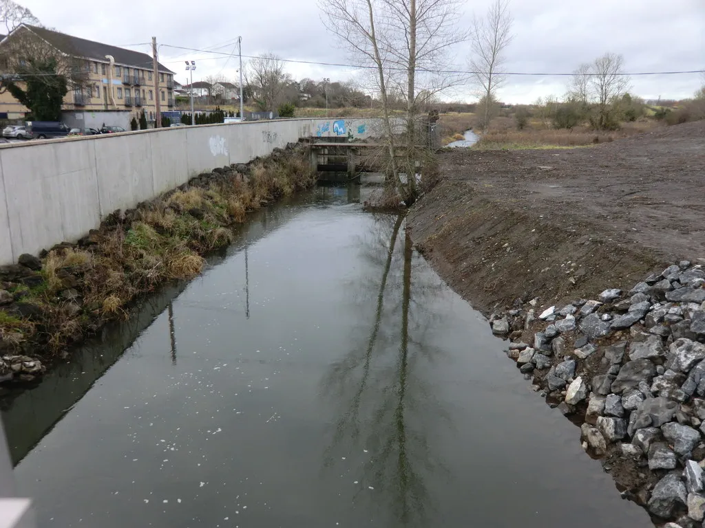 Photo showing: Tolka River looking upstream from Mulhuddart Bridge