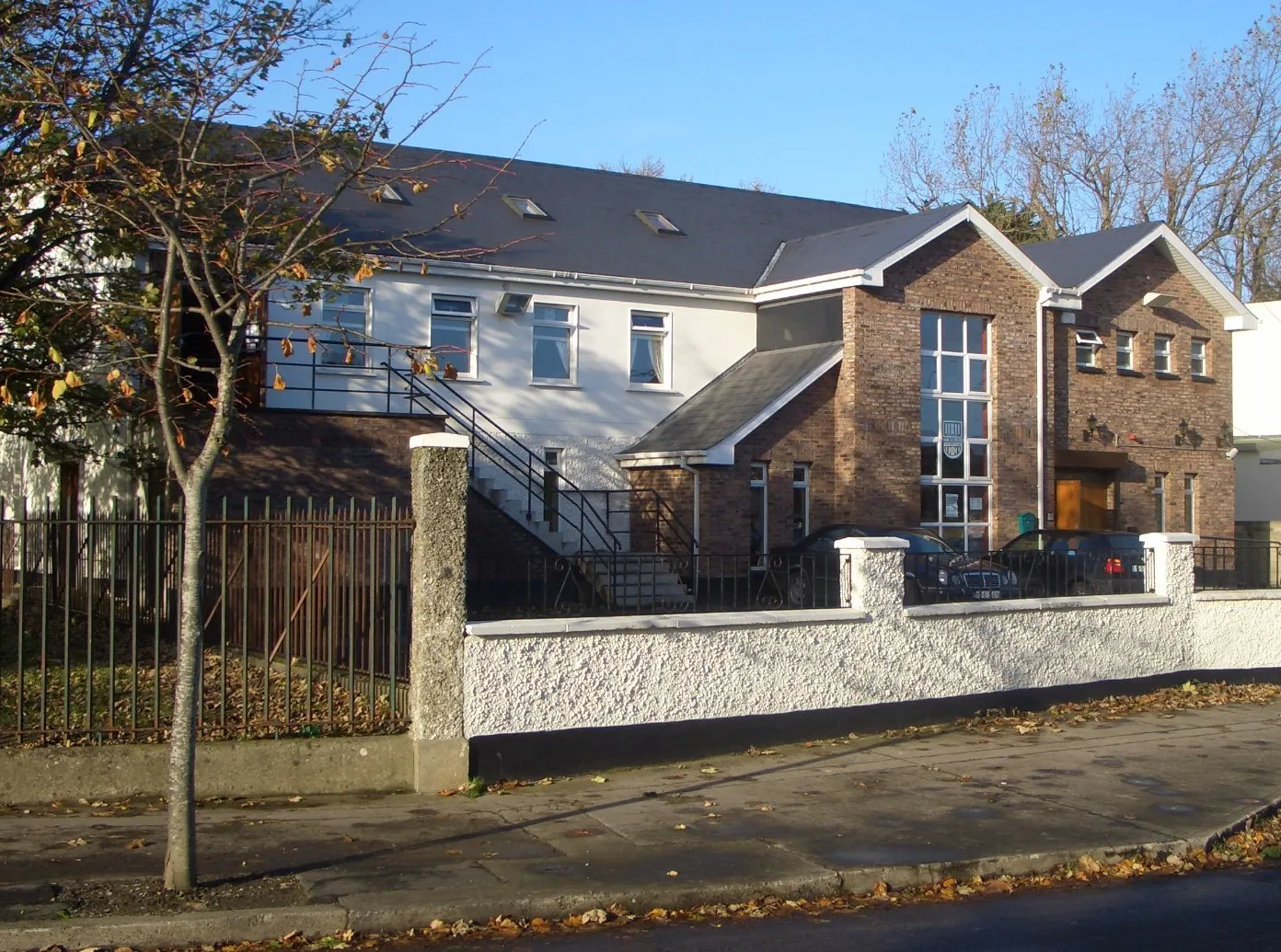 Photo showing: The substantial clubhouse of local soccer club, Raheny United Football Club, on All Saints Drive, Raheny, Dublin, between the GAA clubhouse and a park