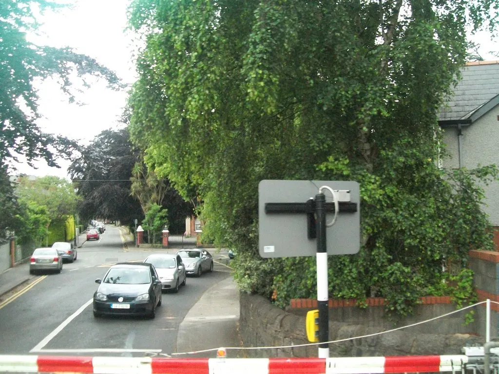 Photo showing: Traffic held up at the level crossing in Sandymount Road