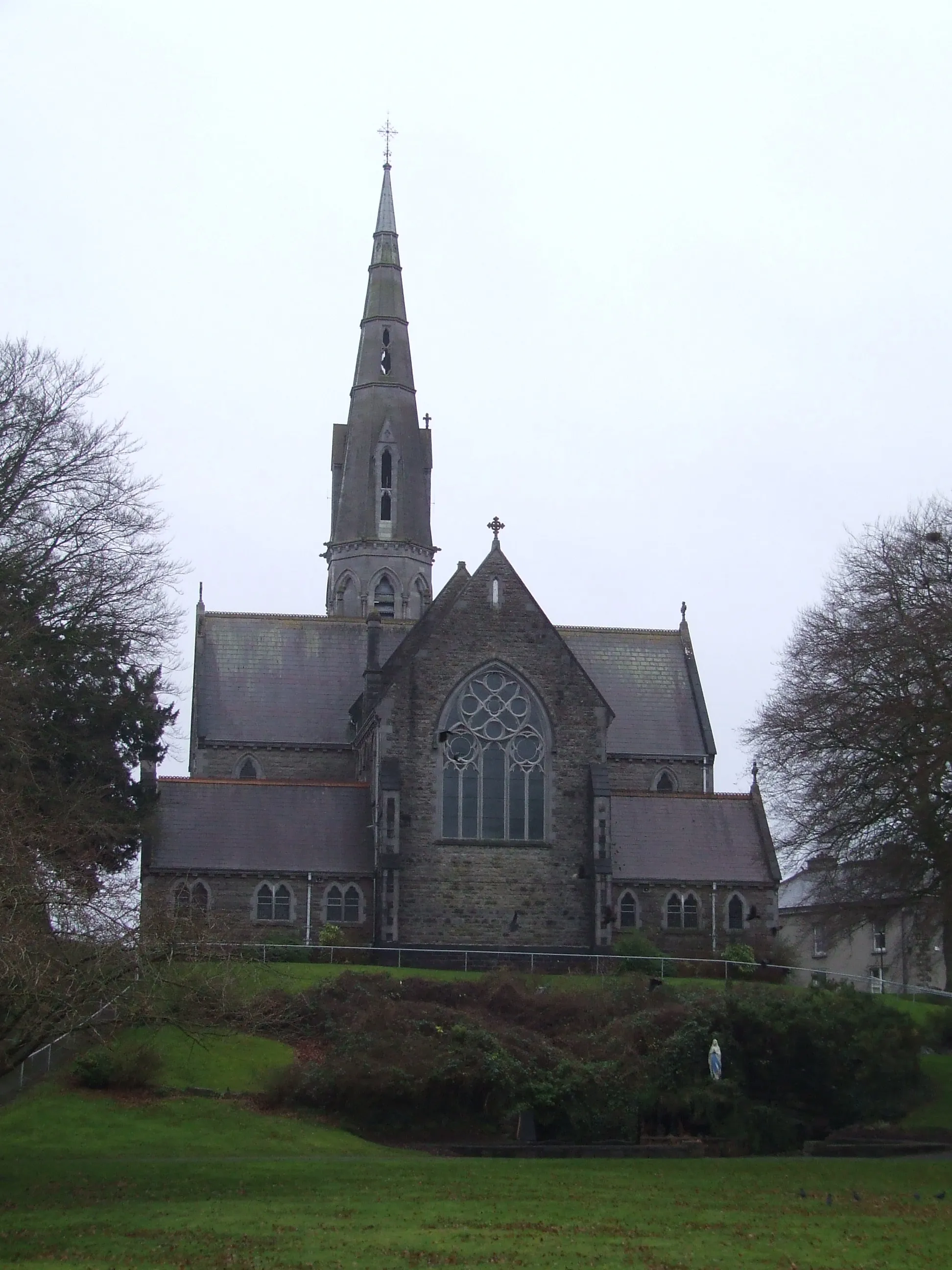 Photo showing: St Patrick's church (Roman Catholic), Trim, County Meath. Located just beyond the southern curtain wall of Trim Casle. It is directly south of the church of the same name in the Church of Ireland. It is built on a north/south axis unlike the CoI church which is on the traditional east/west axis.