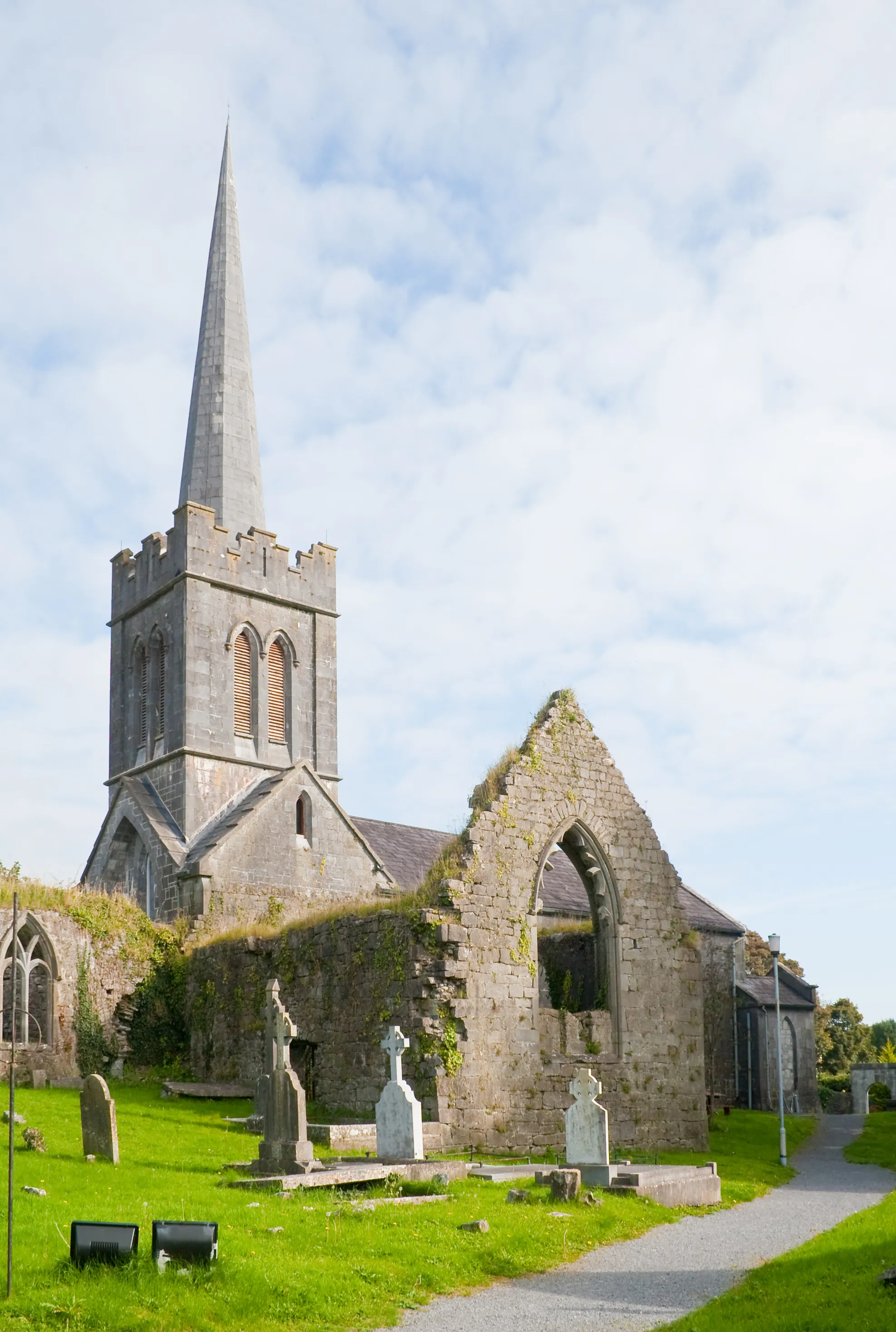Photo showing: Athenry, County Galway, Ireland

South transept of St. Mary's Parish Church in front of the Protestant church which was built c. 1828 within the ruins.