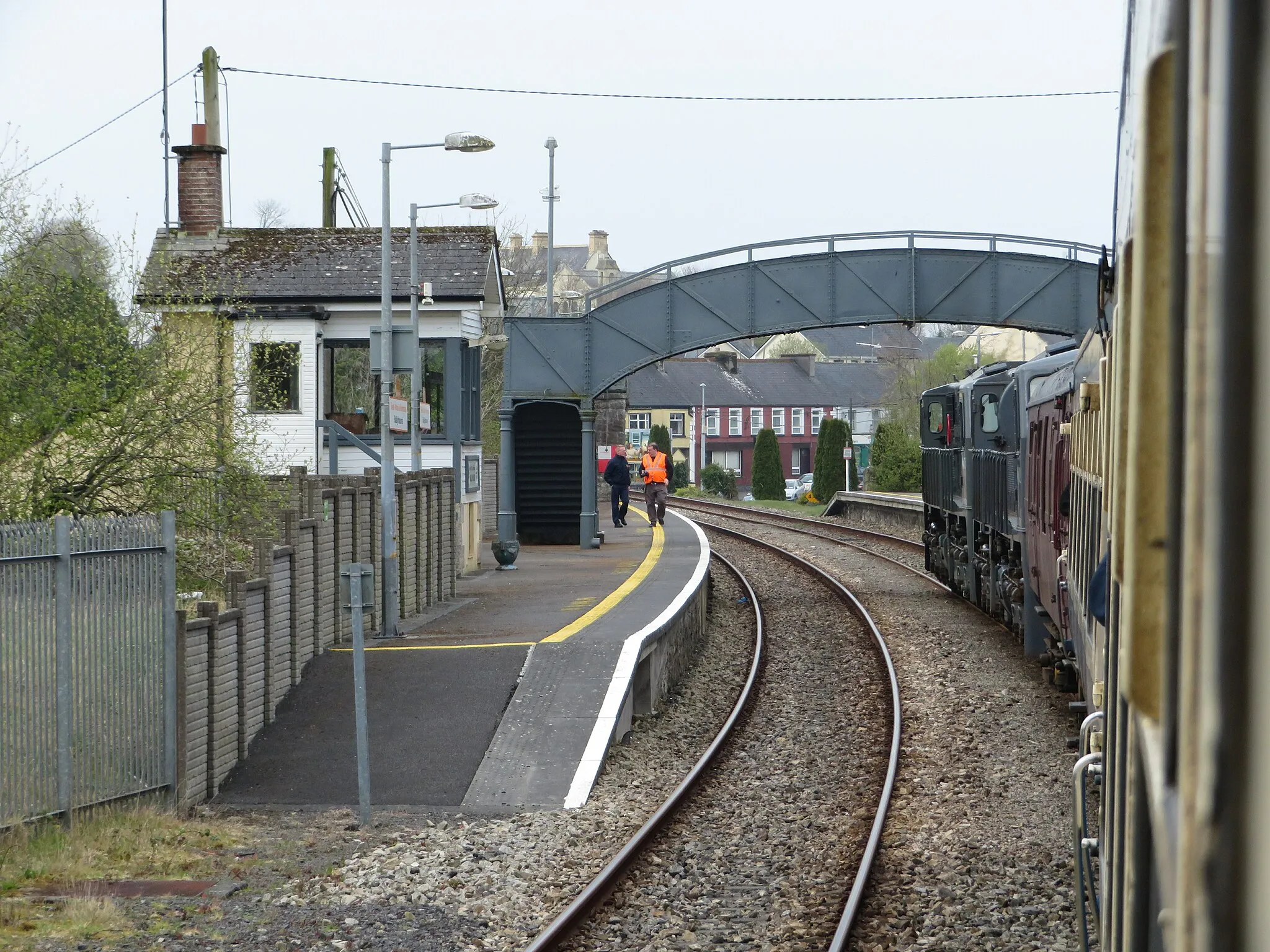 Photo showing: Ballyhaunis station. Ballyhaunis station, seen from the Railway Preservation Society of Ireland's West Awake railtour, with 071 class locomotives No. 075 and No. 082 in charge.