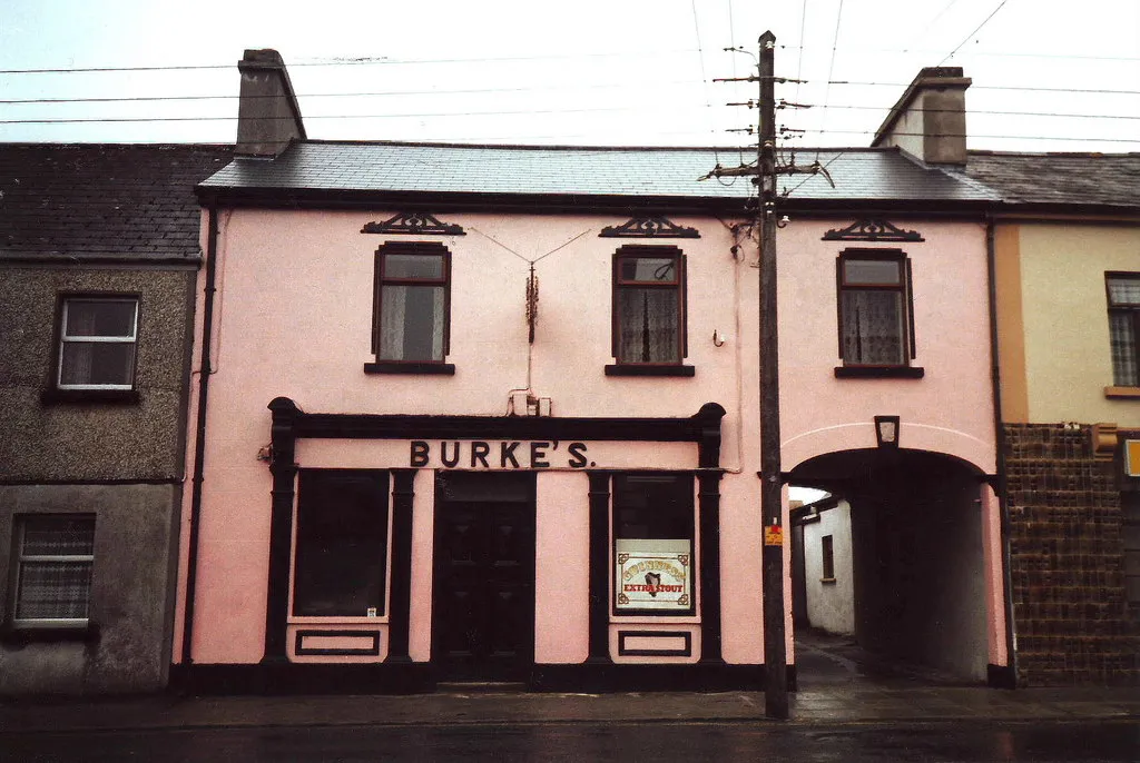 Photo showing: Burke's bar, Ballyhaunis, Co. Mayo