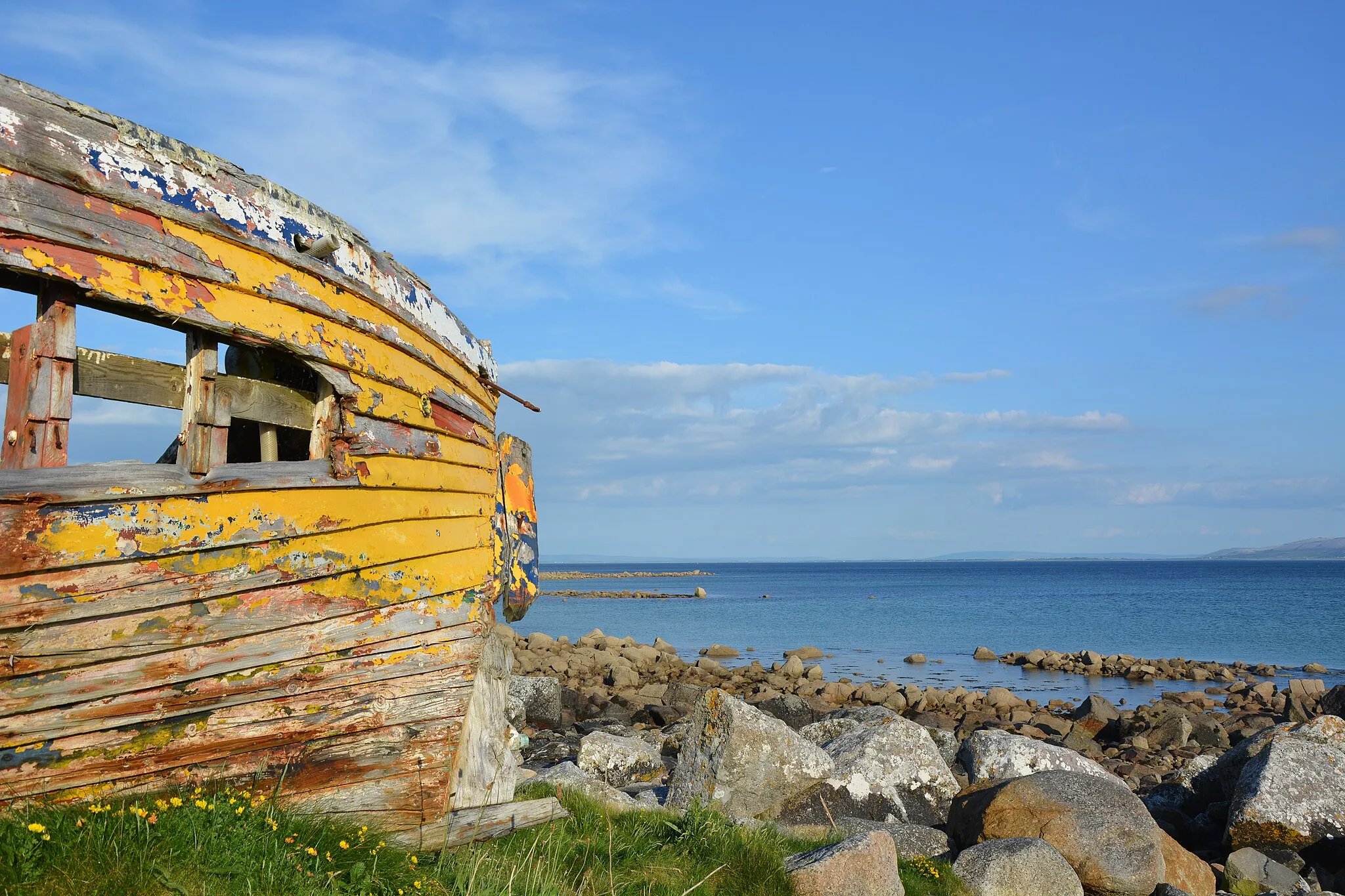 Photo showing: Old boat on the shore of Galwy (Barna), Ireland