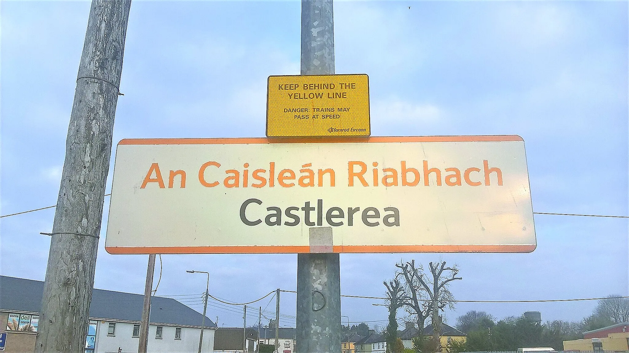 Photo showing: Bilingual train station signs in Castlerea Train Station, Co. Roscommon.