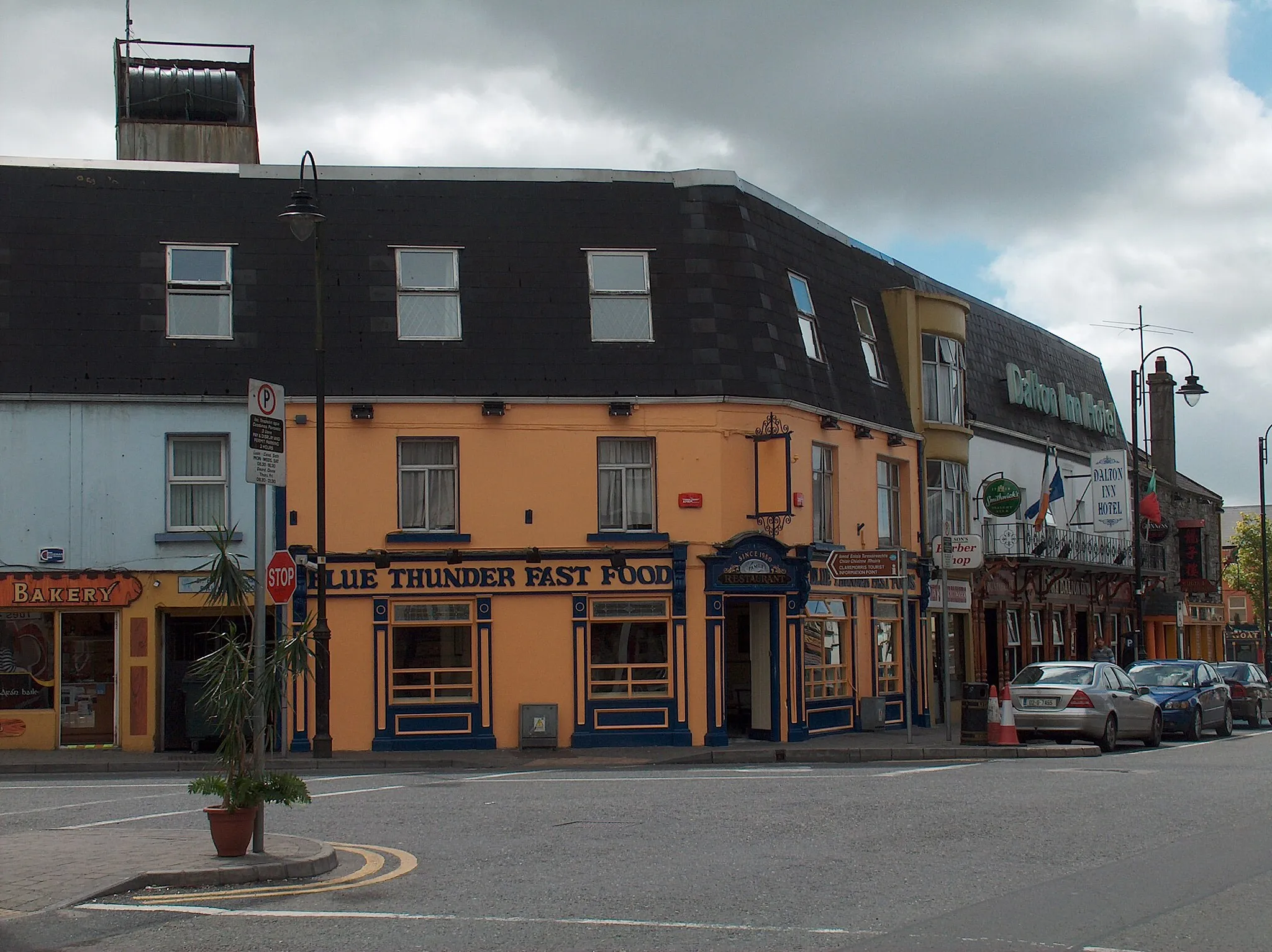 Photo showing: Blue Thunder Fast Food in the centre of Claremorris