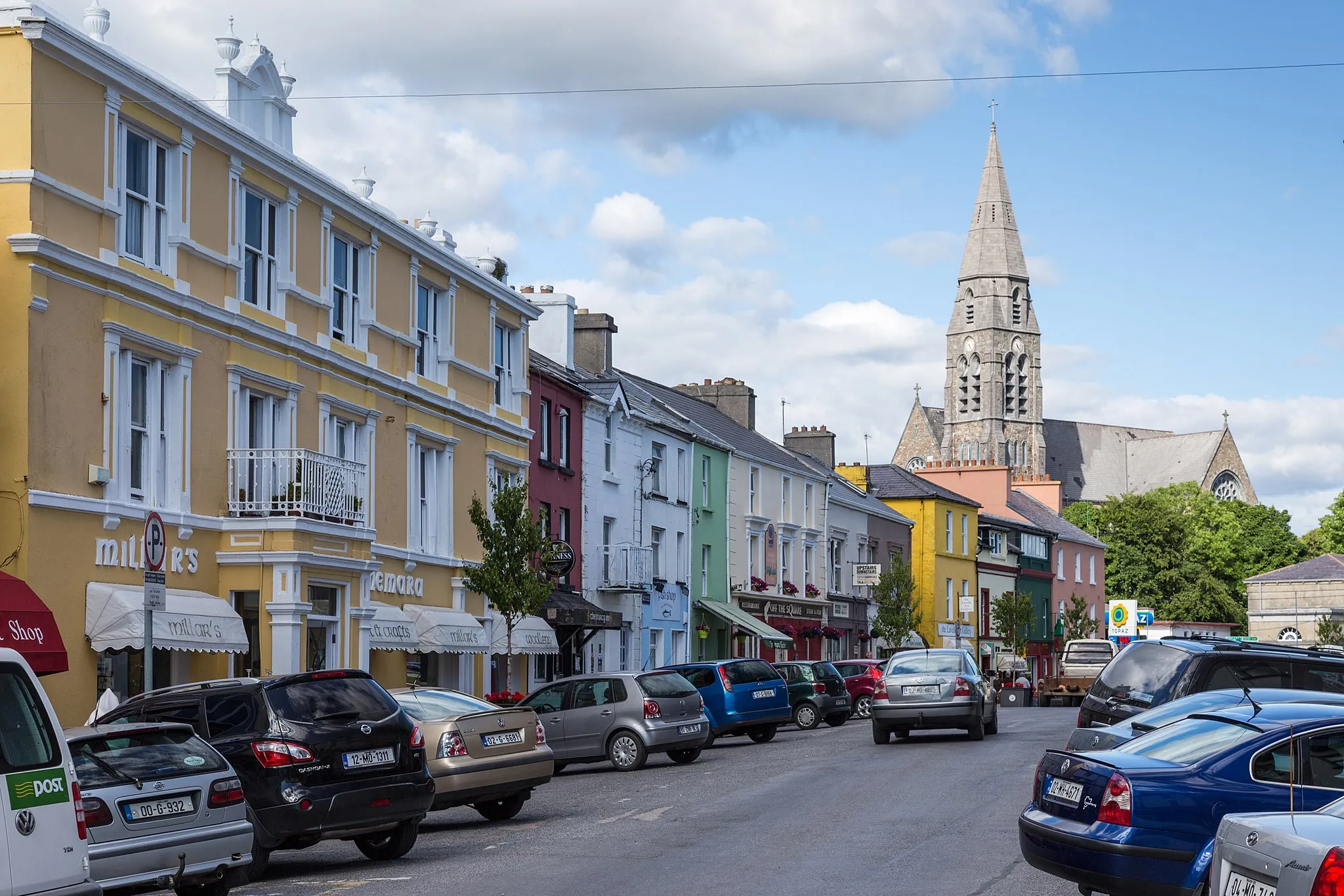 Photo showing: Clifden, Main Street and Saint Joseph's Church