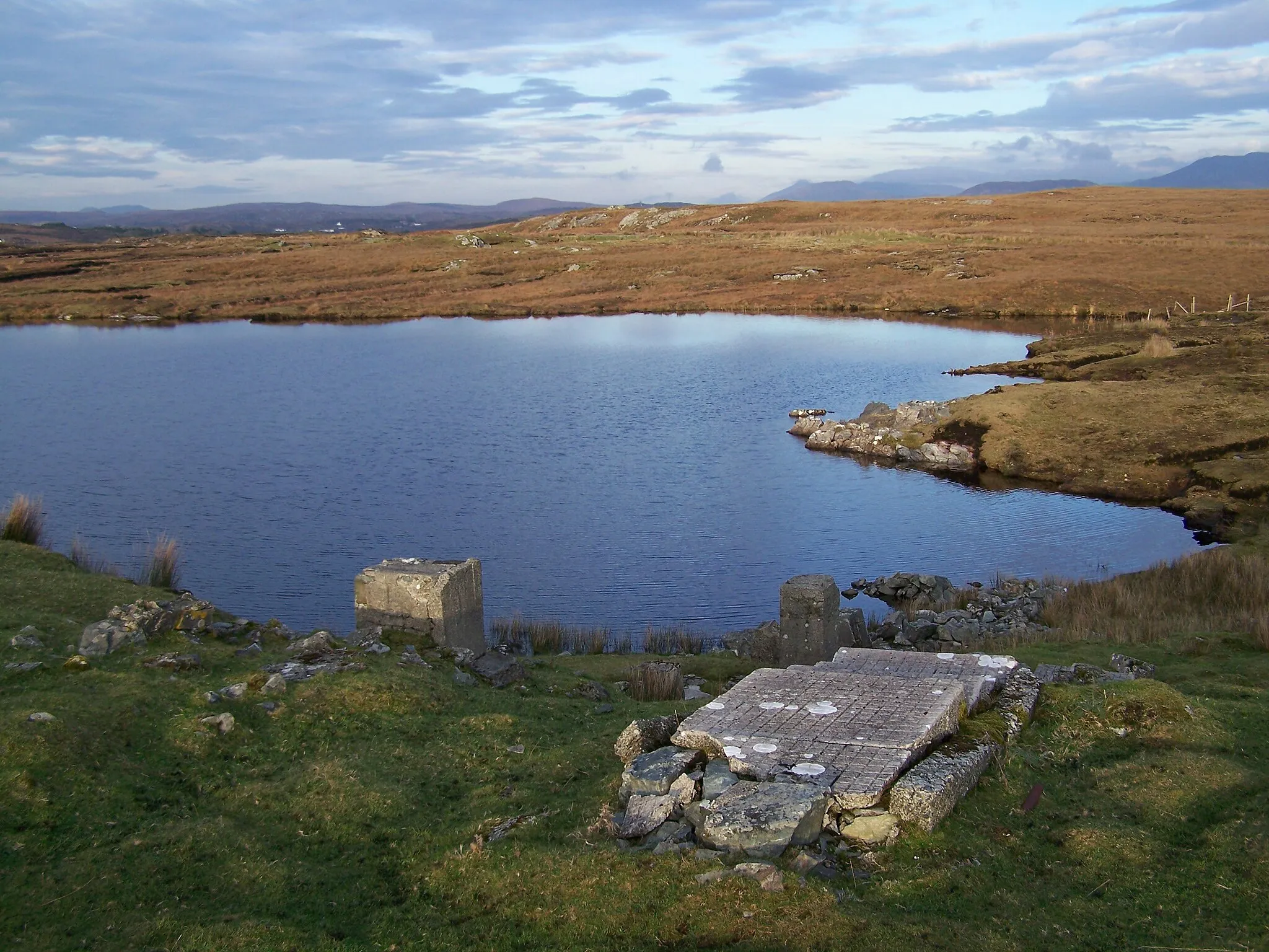 Photo showing: Remains of the Marconi transatlantic wireless station, situated in the Derrygimlagh bog, 6 km south of Clifden