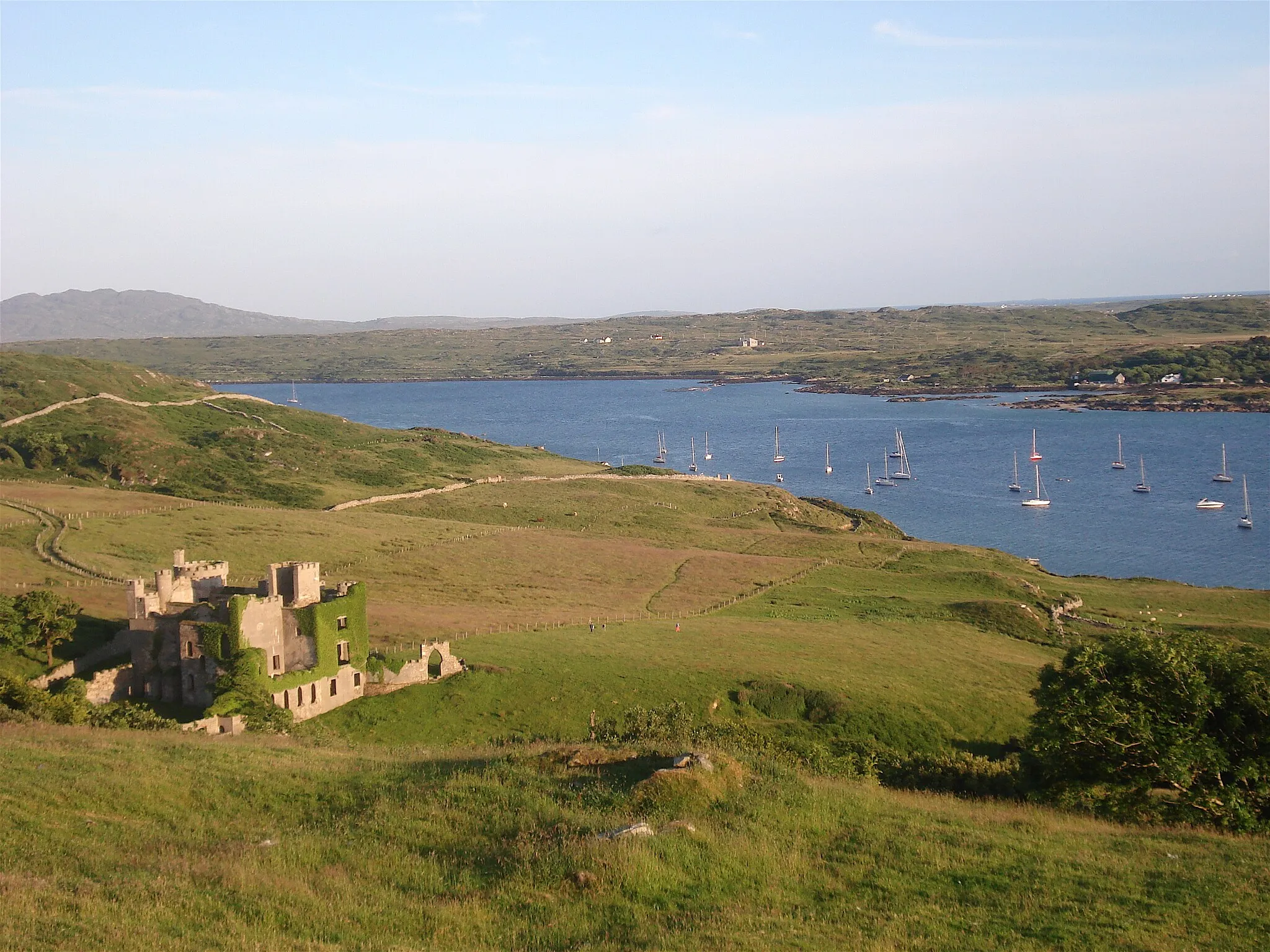 Photo showing: Clifden Castle, on the Sky Road, outside the village of Clifden, County Galway.