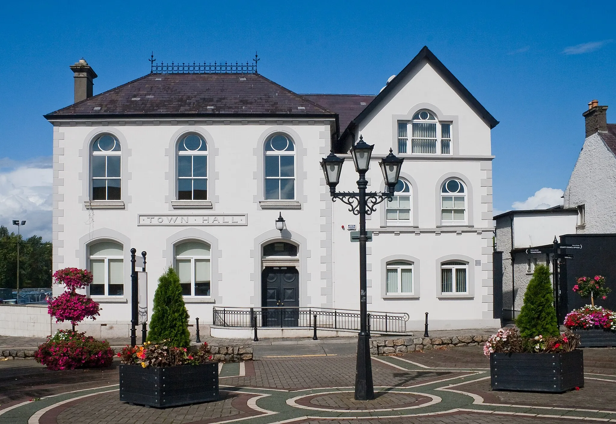 Photo showing: Carlow Town Hall, designed by the architect William Hague, contracted to Messrs Connolly & Son in January 1885, supervised by James Byrne (until July 1885) and Mr. Mullins (beginning from August 1885), opened on 30 March 1886, and refurbished in 2005. (See here for a history of this building.)