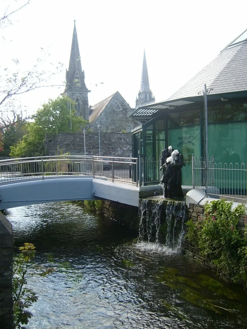 Photo showing: Town of Clonakilty in Ireland. Statues with church near river.