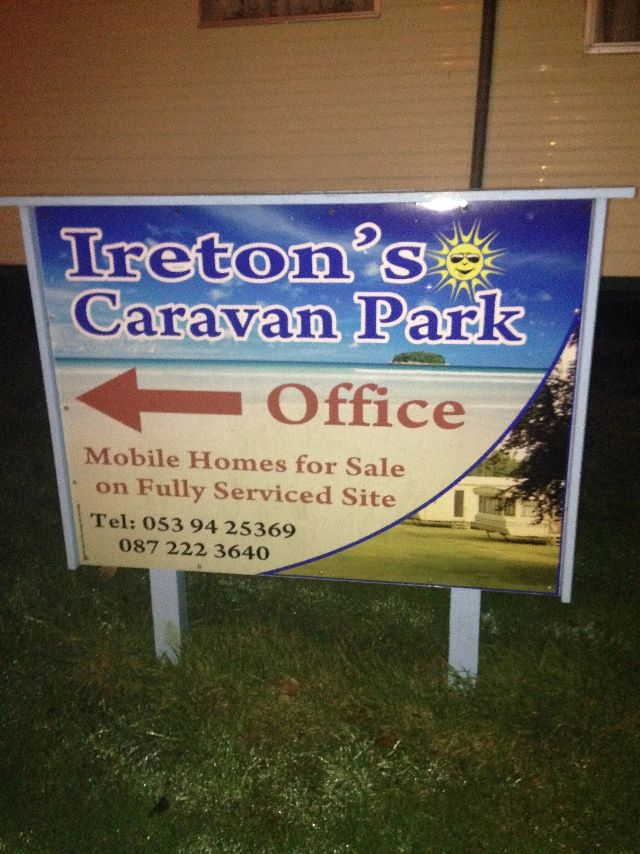 Photo showing: Sign at the entrance to Ireton's Caravan Park