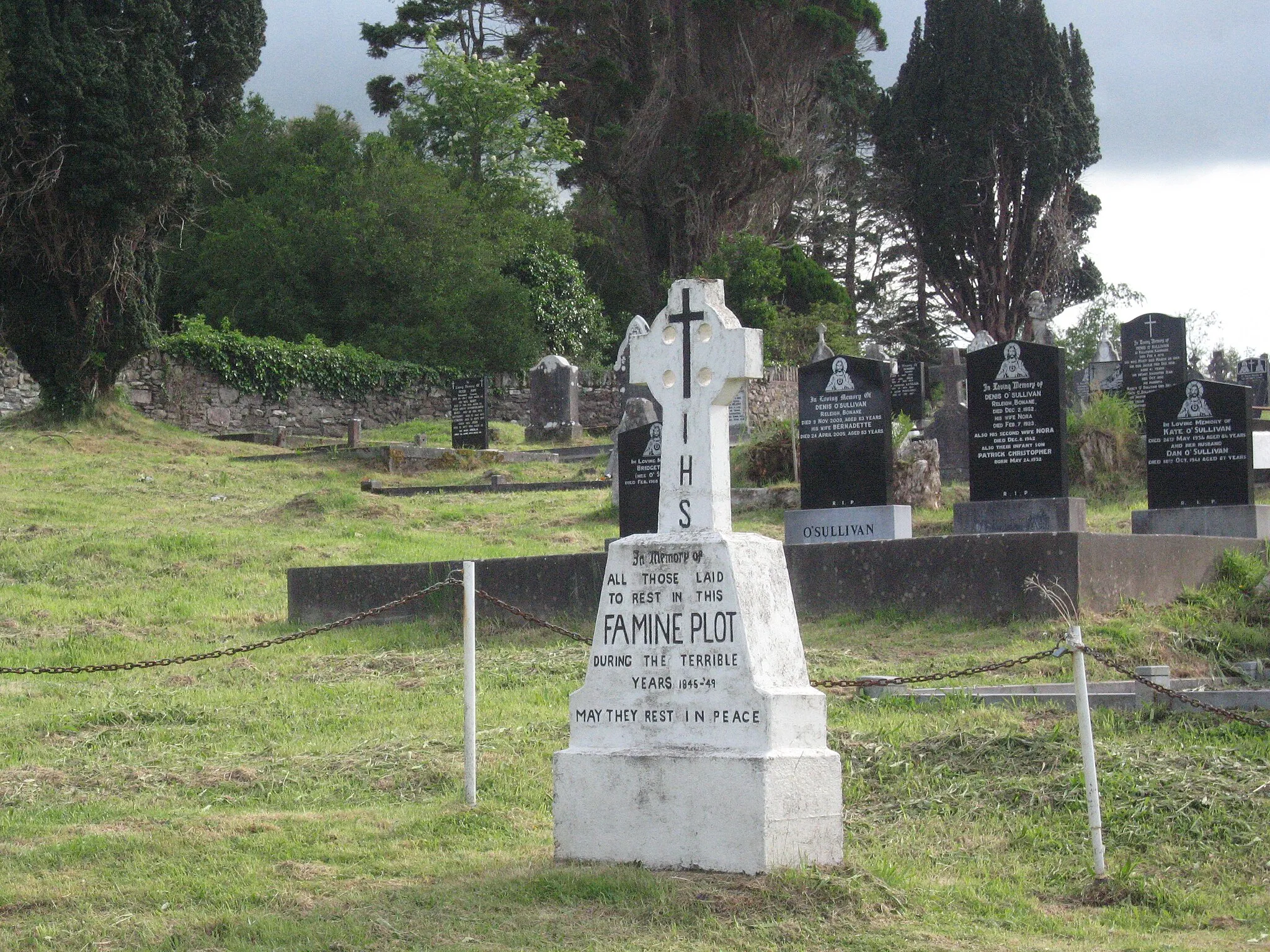 Photo showing: Mass grave for Kenmare victims of the Irish Famine